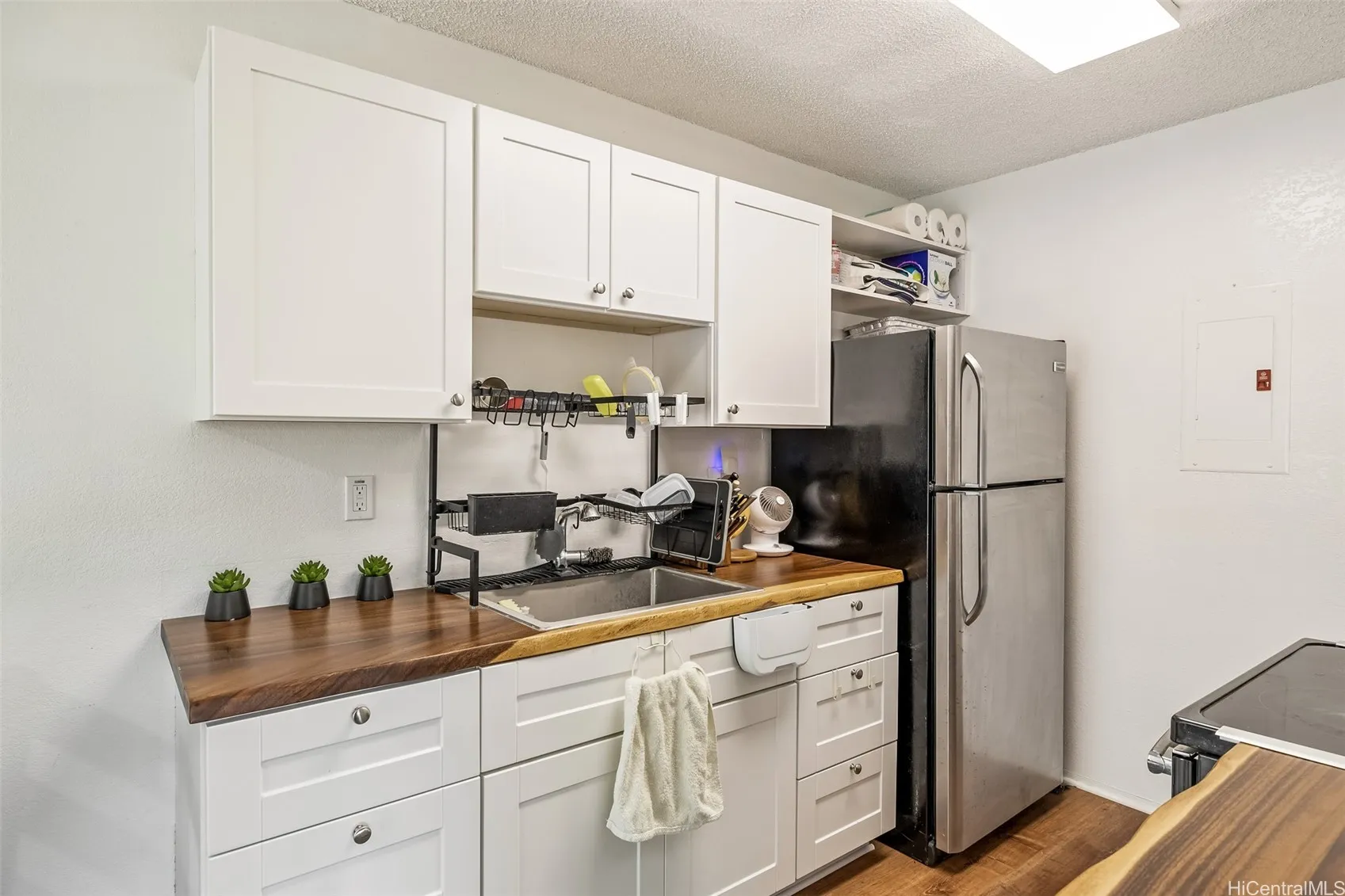 Honolulu, Hawaii 96818, United States, 2 Bedrooms Bedrooms, ,1 BathroomBathrooms,Residential,Active,229441