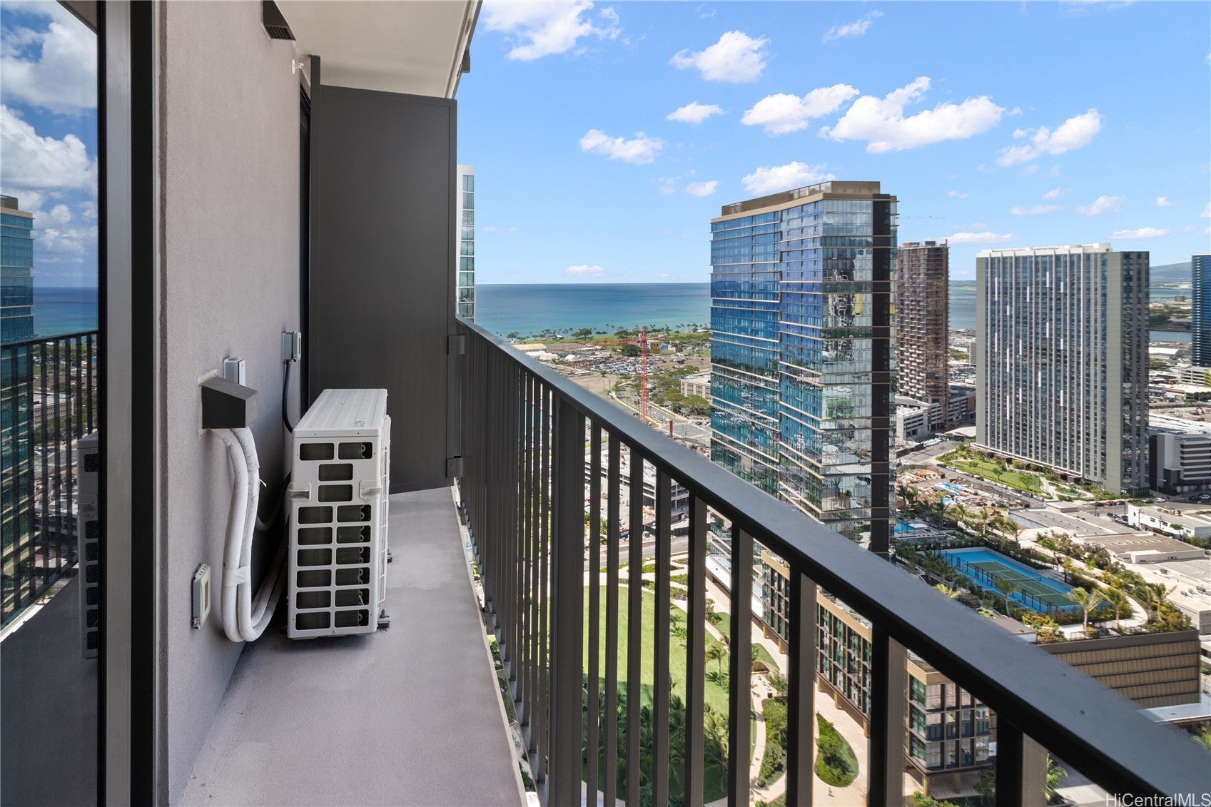 987 Queen Street 3613