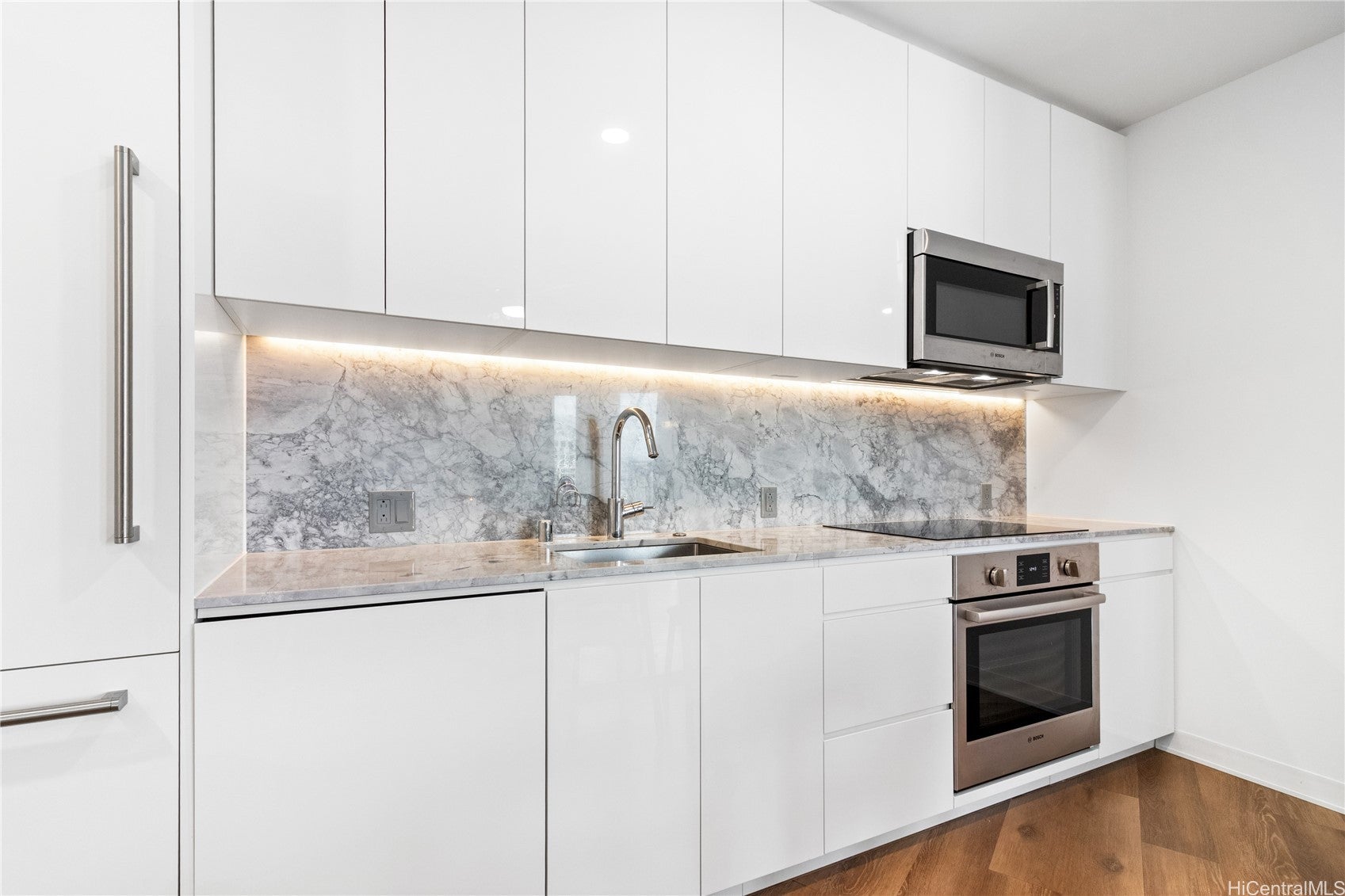 987 Queen Street 3613