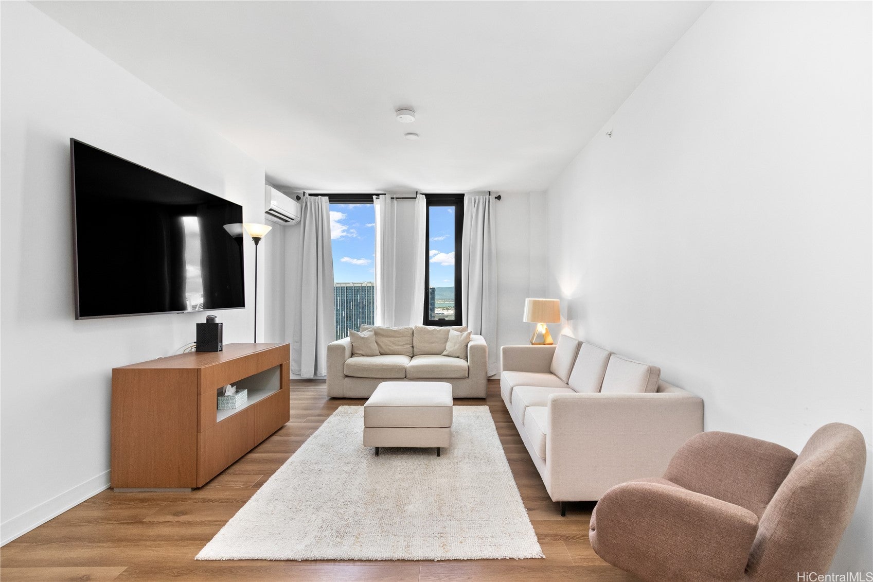 987 Queen Street 3613
