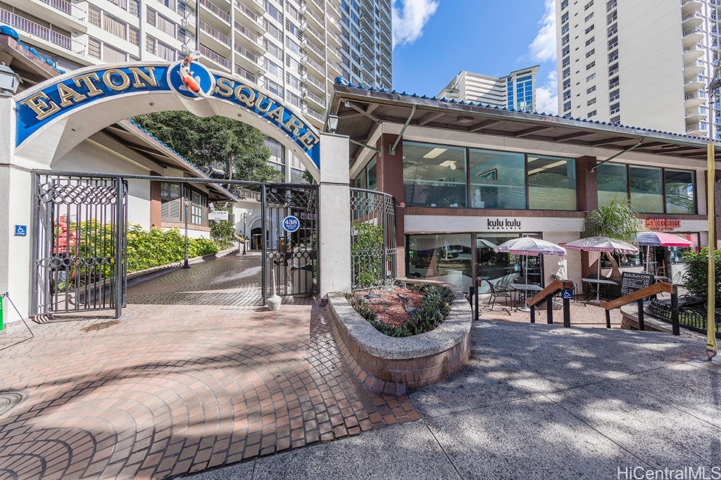 Villa On Eaton Square Condominium