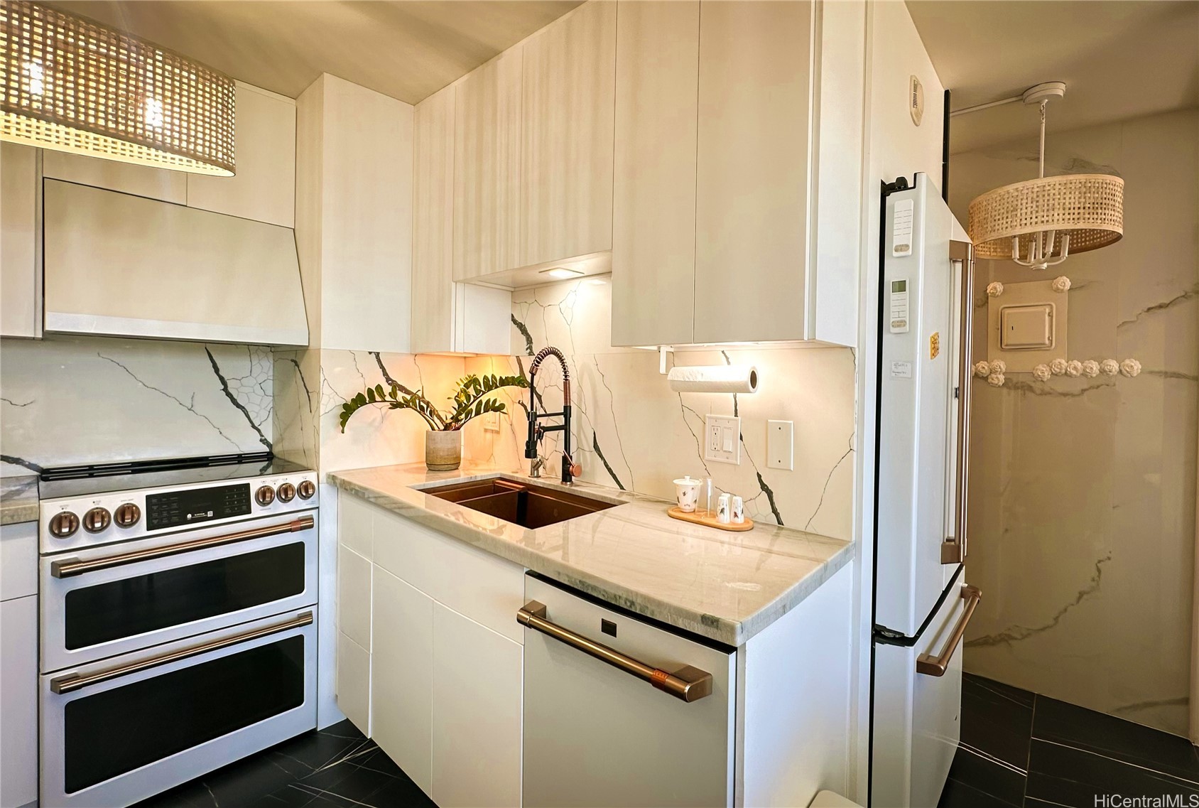 411 Hobron Lane 3204