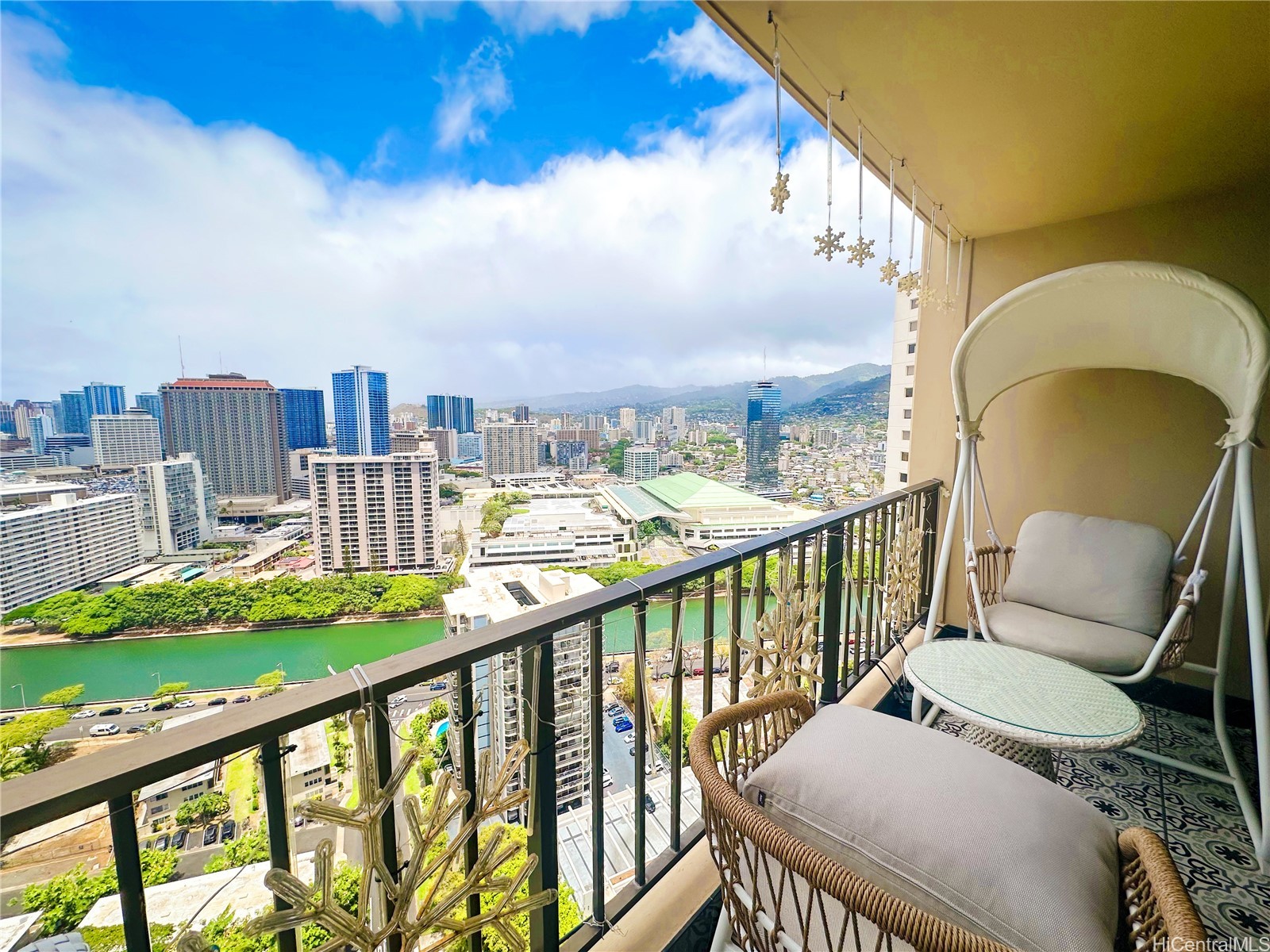 411 Hobron Lane 3204
