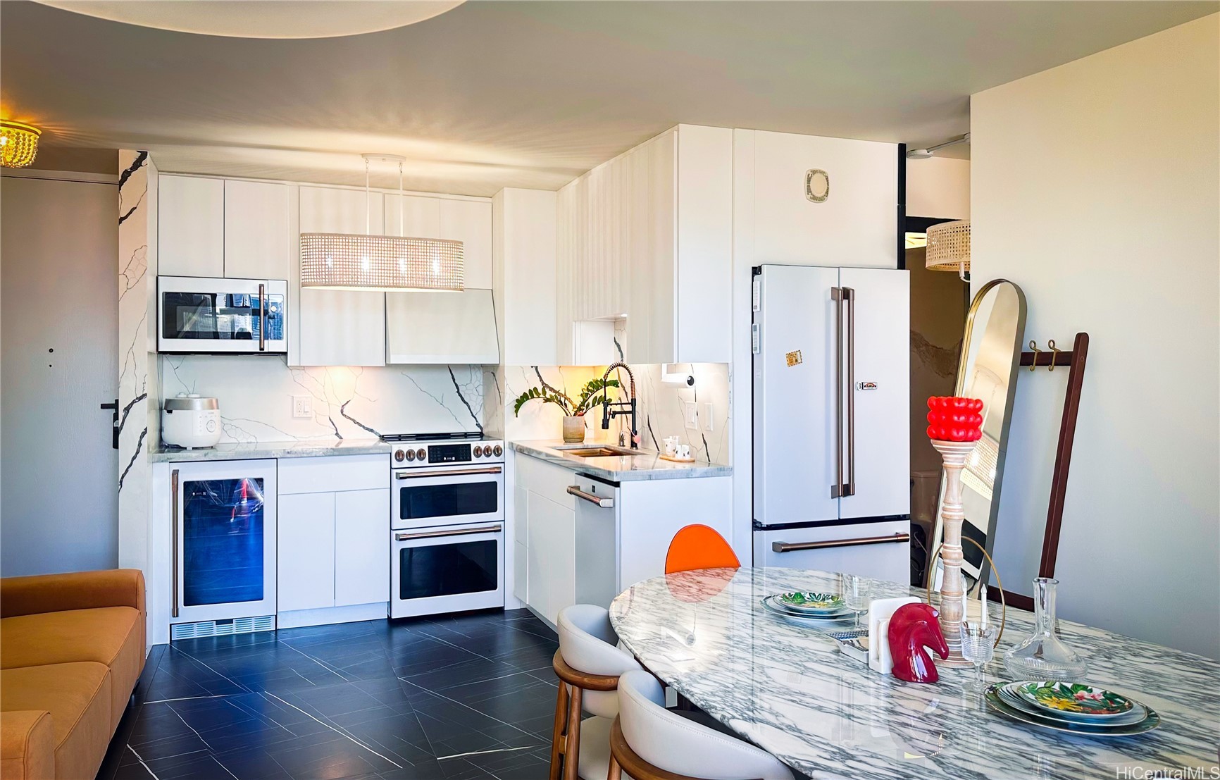 411 Hobron Lane 3204