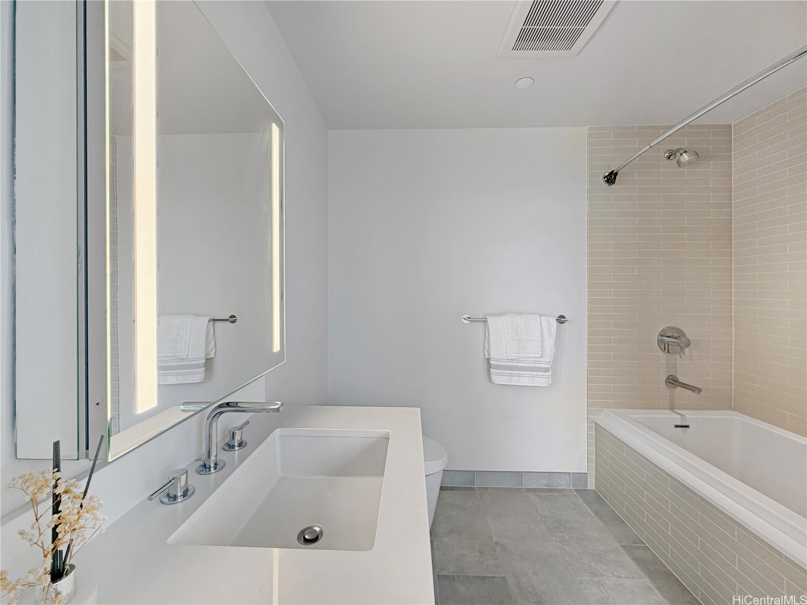 1001 Queen Street 2015