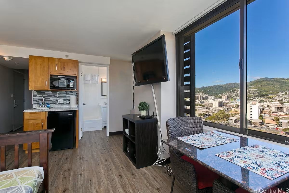 444 Niu Street 1811