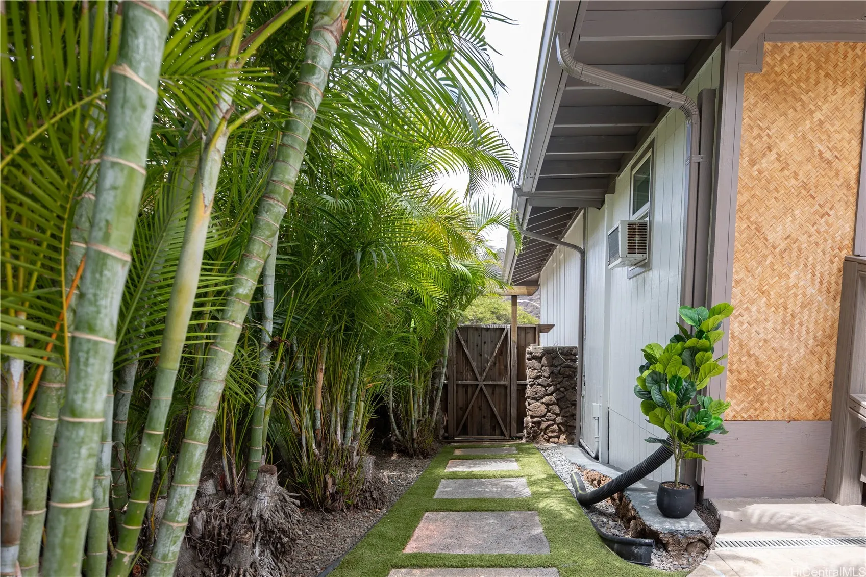 Honolulu, Hawaii 96825, United States, 3 Bedrooms Bedrooms, ,2 BathroomsBathrooms,Residential,Pending,203274