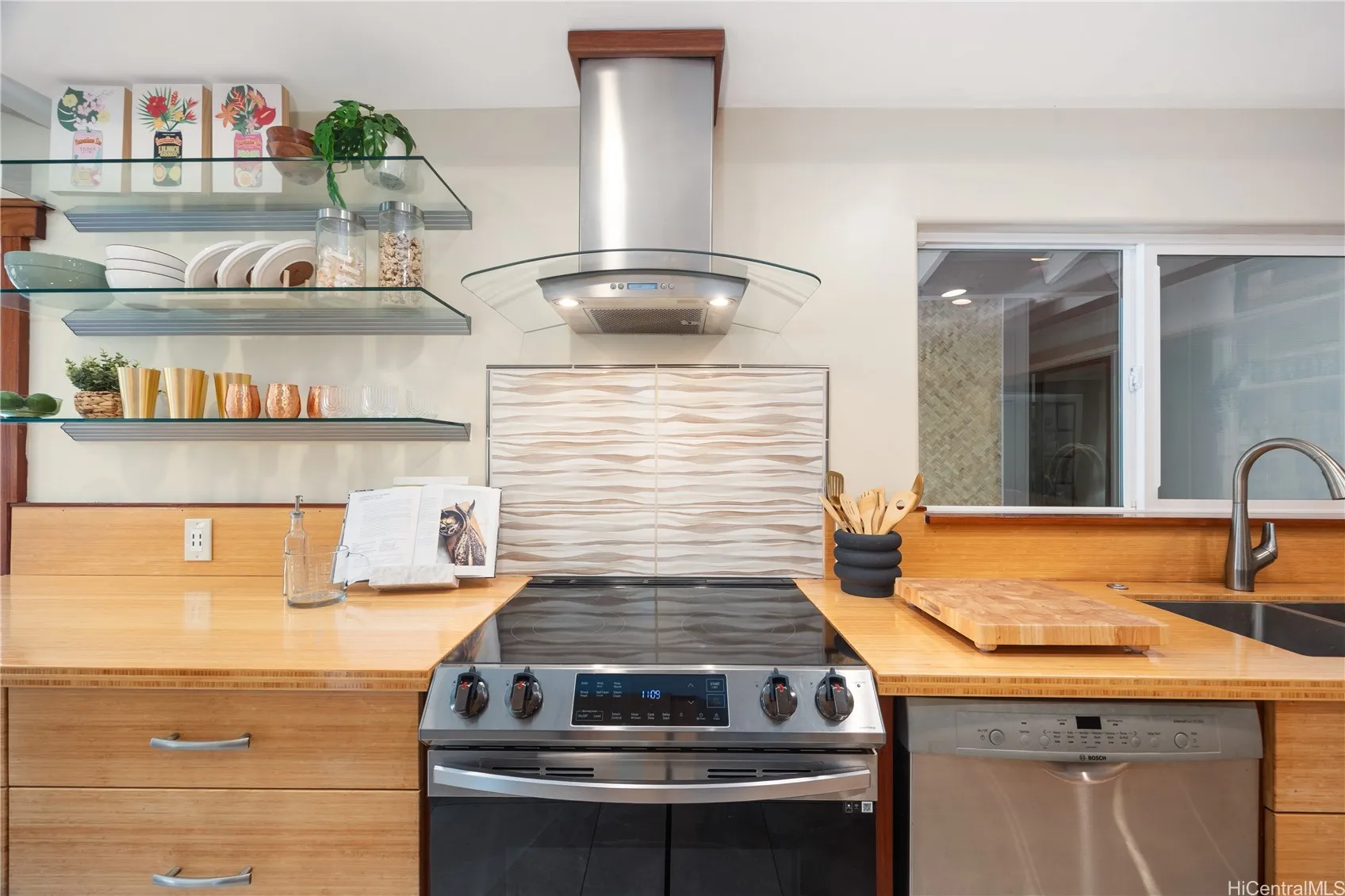 Honolulu, Hawaii 96825, United States, 3 Bedrooms Bedrooms, ,2 BathroomsBathrooms,Residential,Pending,203274