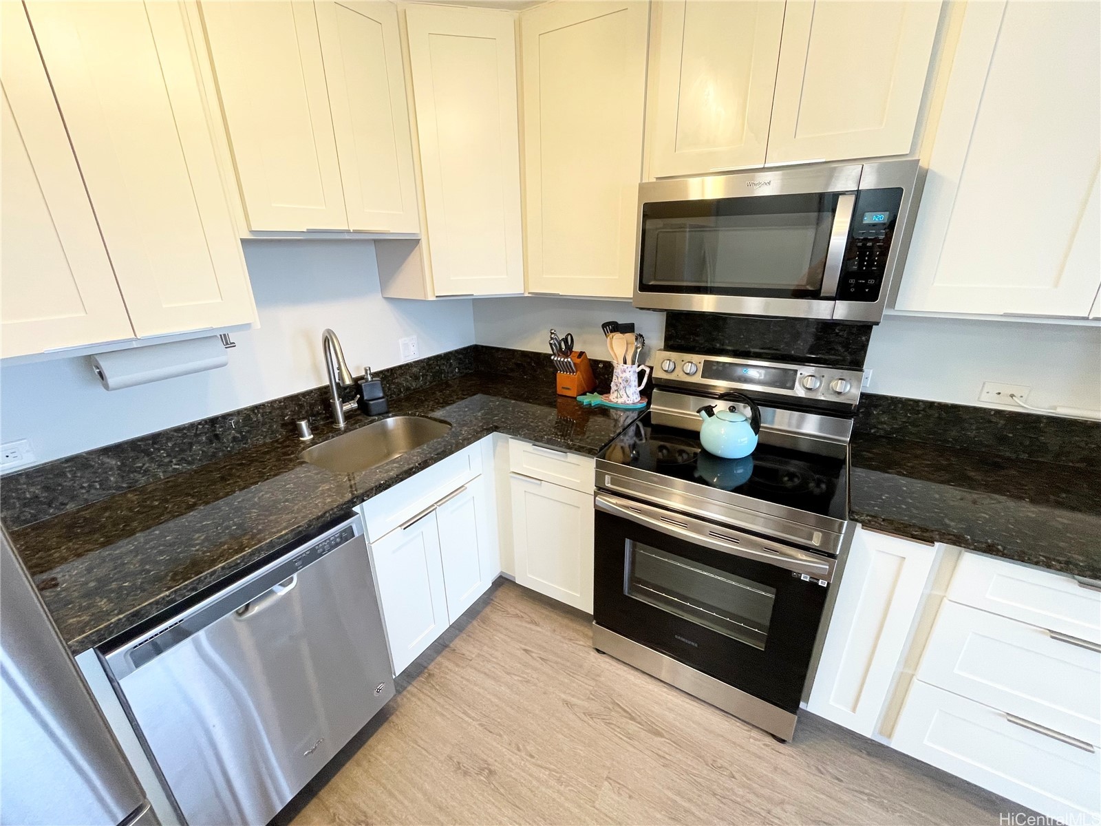 411 Hobron Lane 3802