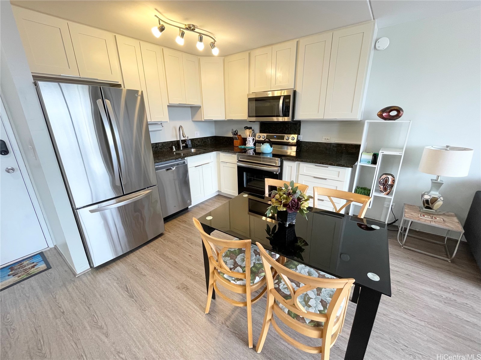 411 Hobron Lane 3802