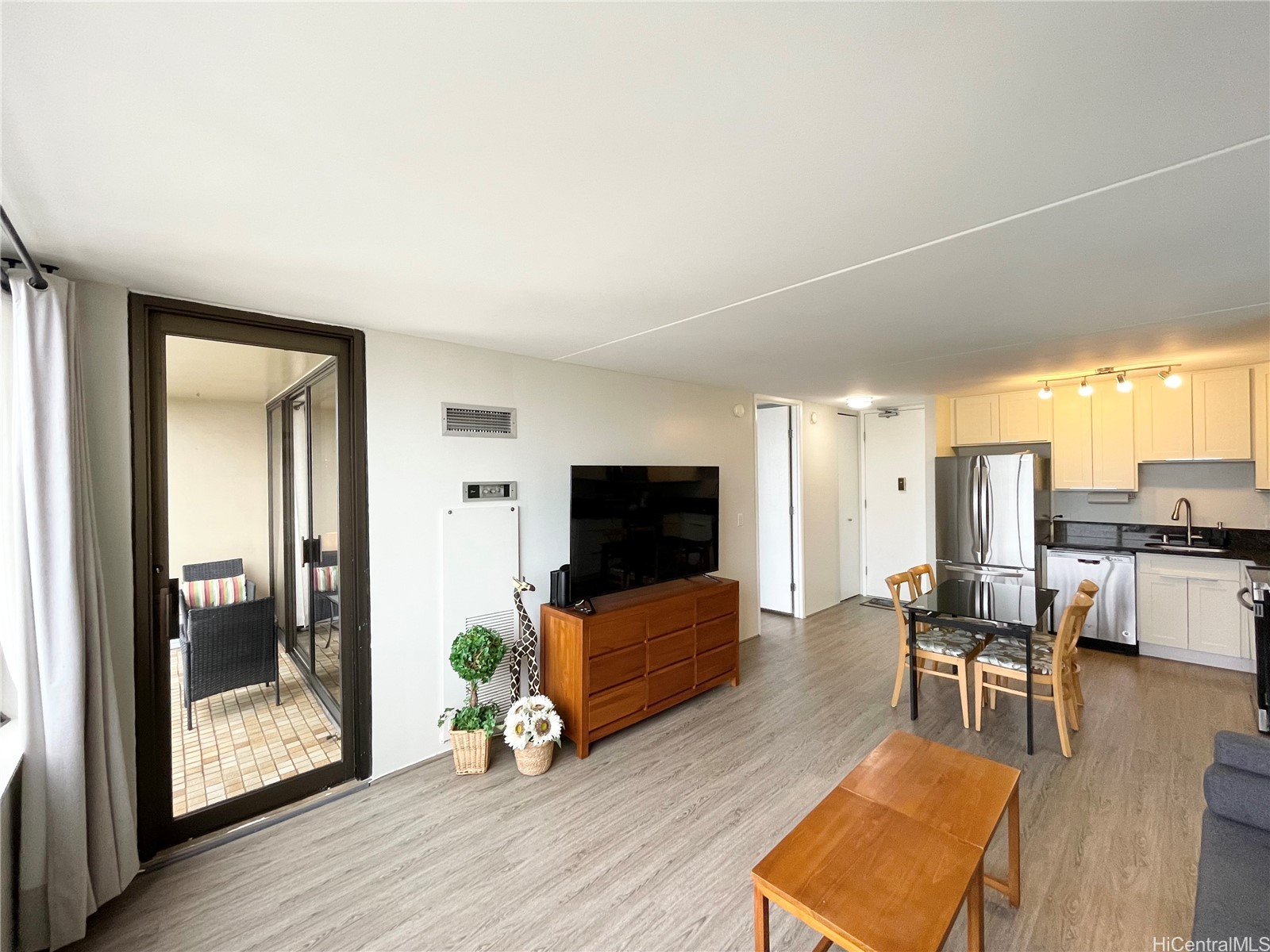 411 Hobron Lane 3802