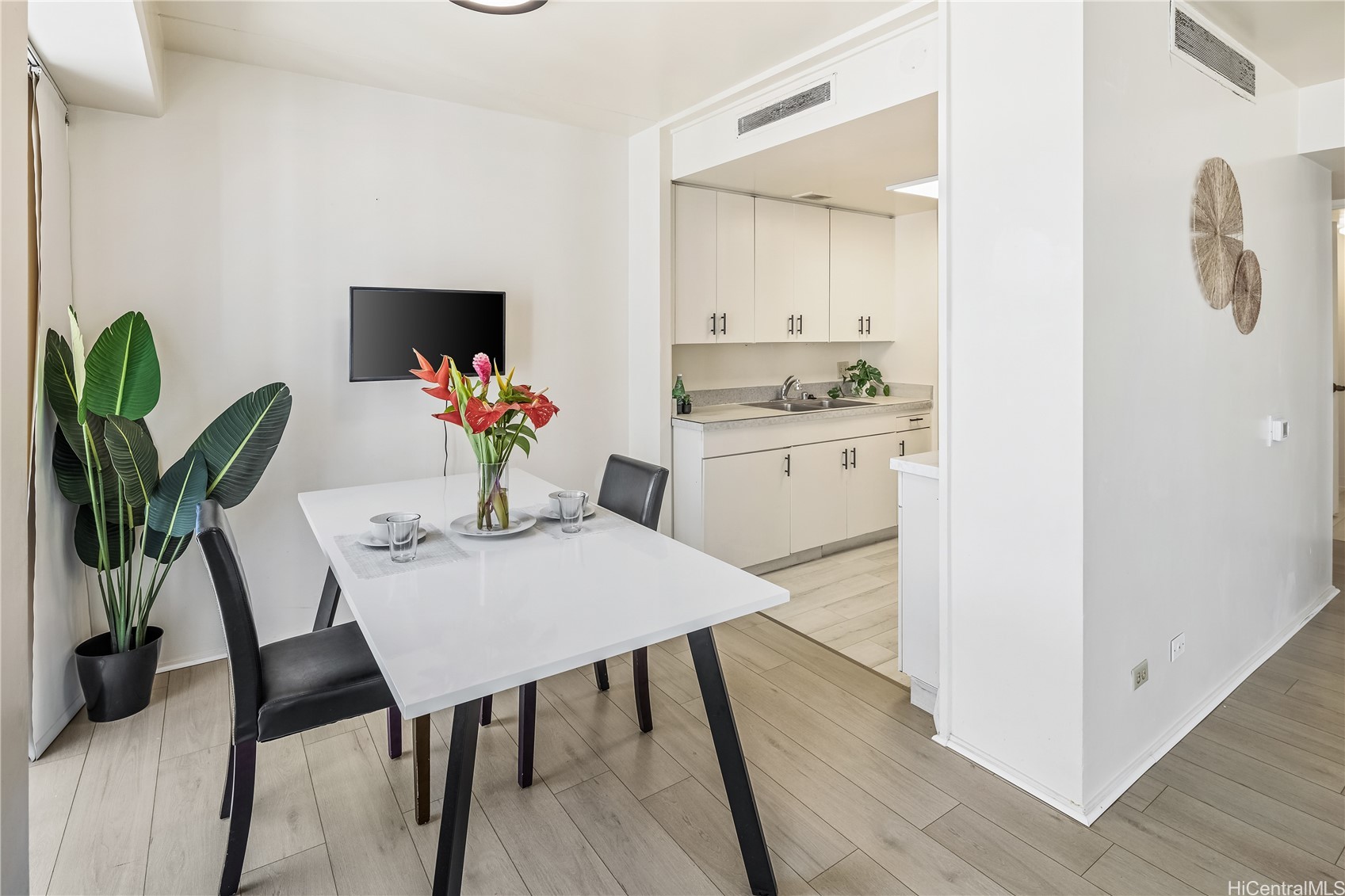 700 Richards Street 1704