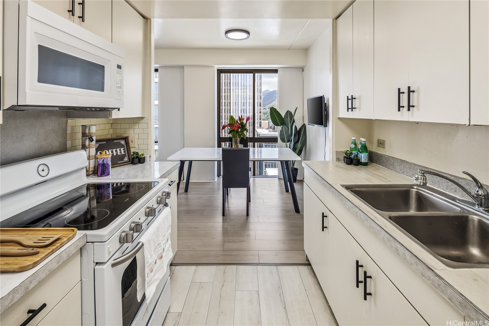 700 Richards Street 1704