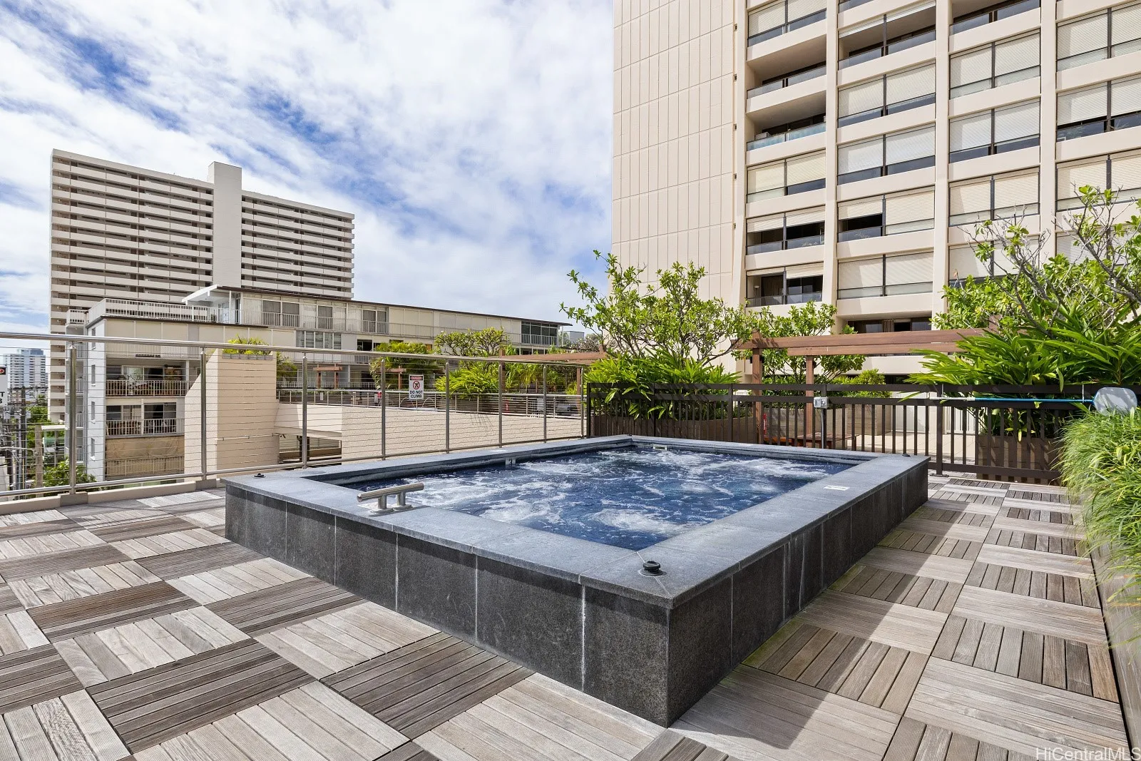 Honolulu, Hawaii 96822, United States, 1 Bedroom Bedrooms, ,1 BathroomBathrooms,Residential,Active,243813