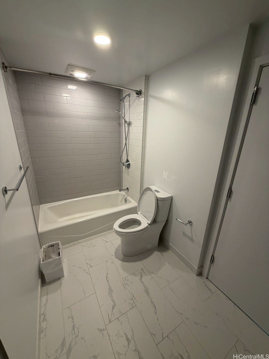 987 Queen Street 908