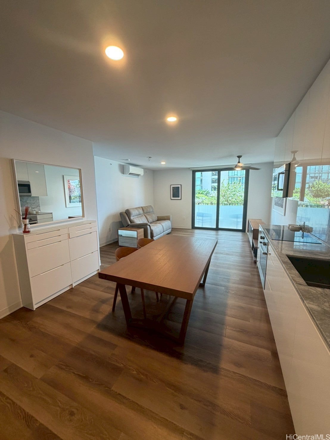 987 Queen Street 908