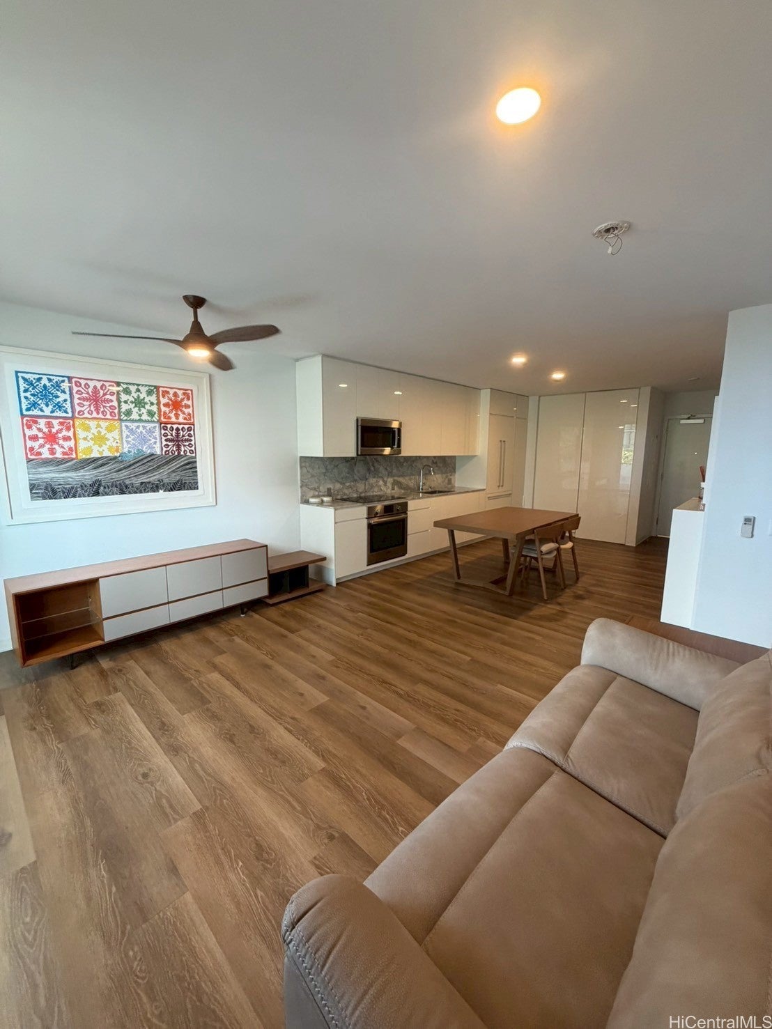 987 Queen Street 908