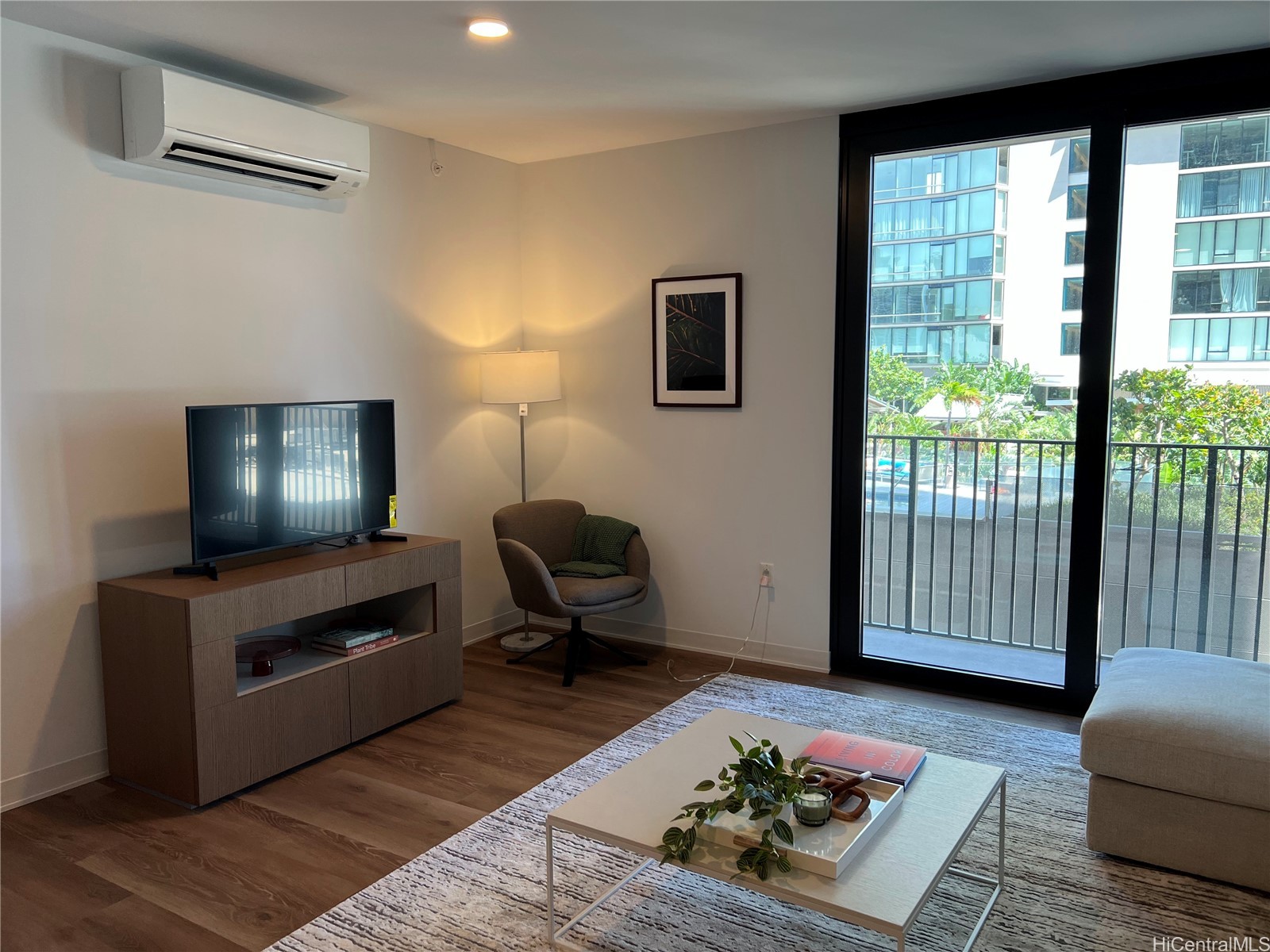 987 Queen Street 908