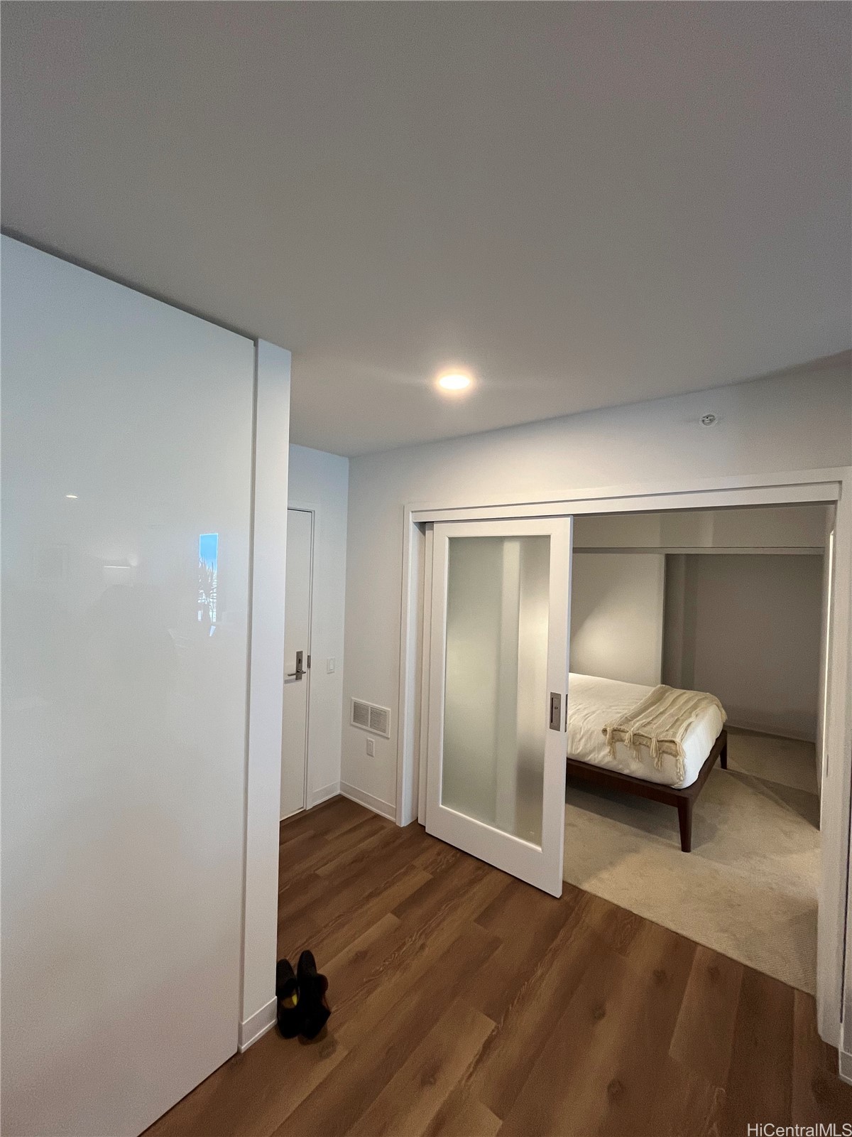 987 Queen Street 908