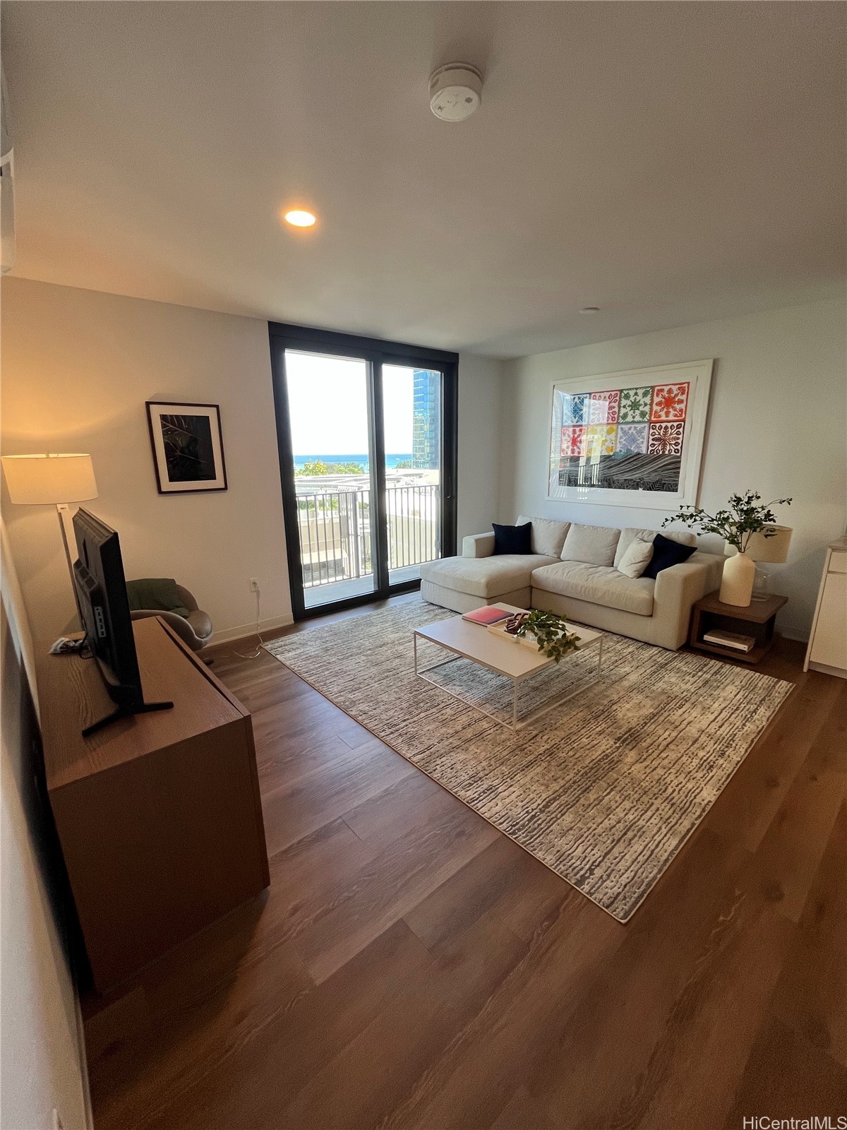 987 Queen Street 908