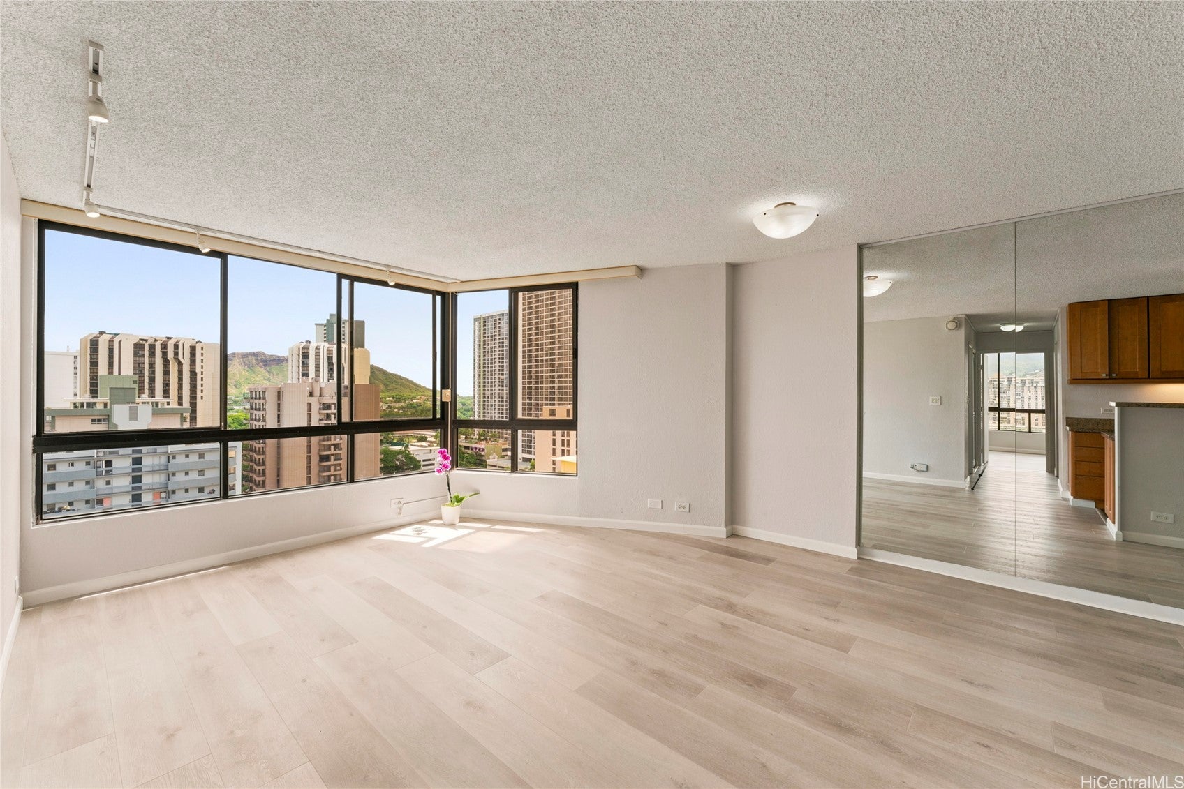 320 Liliuokalani Avenue 1803