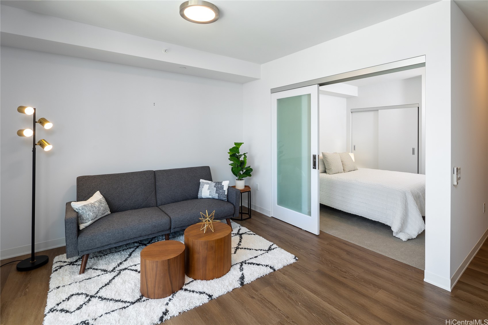 987 Queen Street 2407