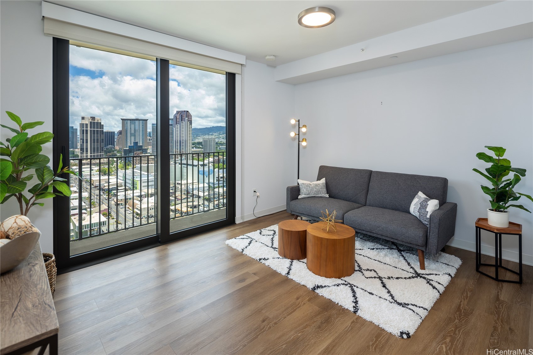 987 Queen Street 2407