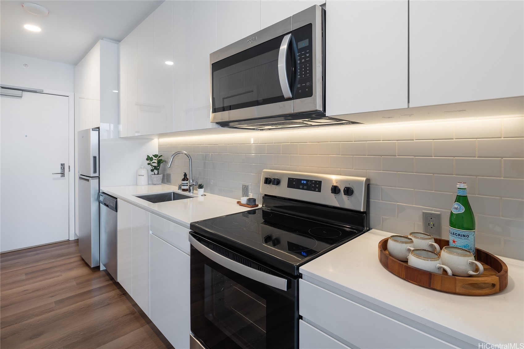 987 Queen Street 2407