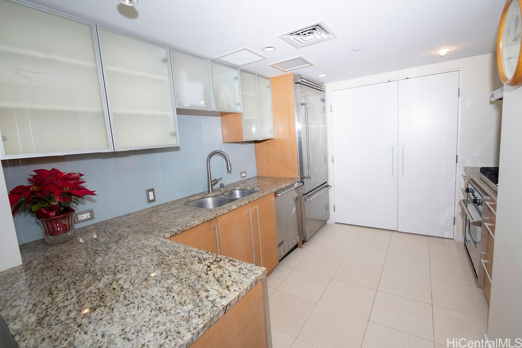 1177 Queen Street 806