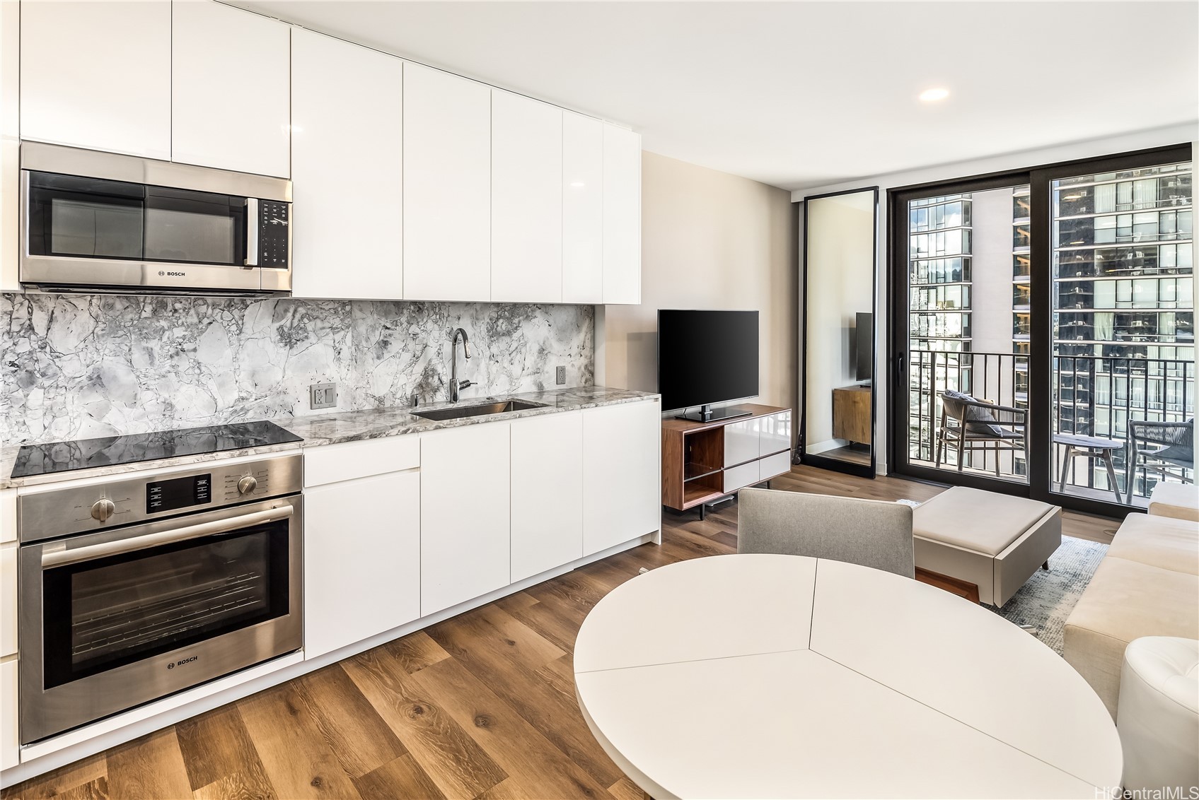 987 Queen Street 1806