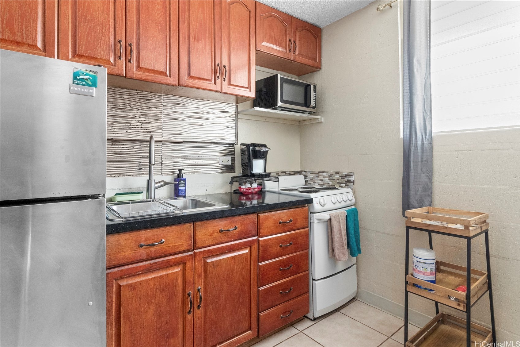 236 Liliuokalani Avenue 702