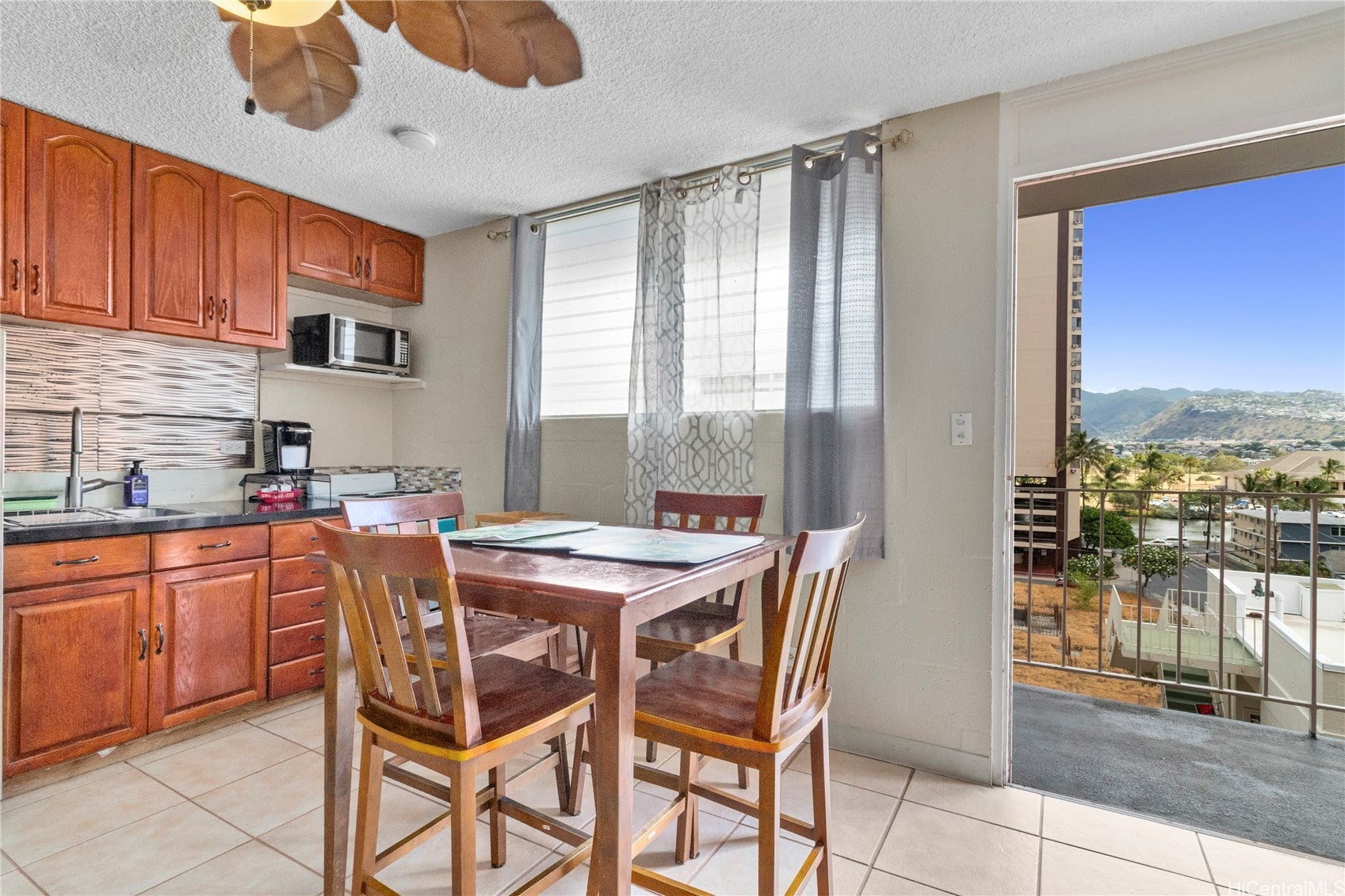 236 Liliuokalani Avenue 702
