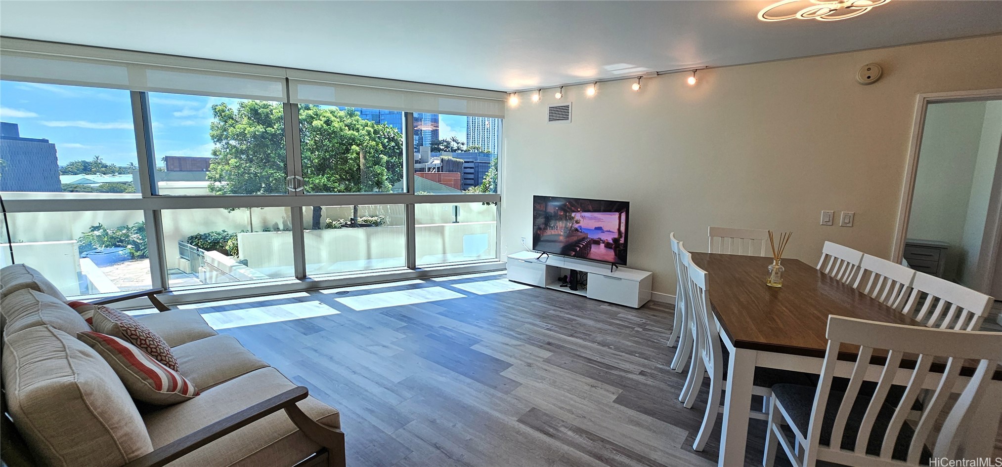 1177 Queen Street 705