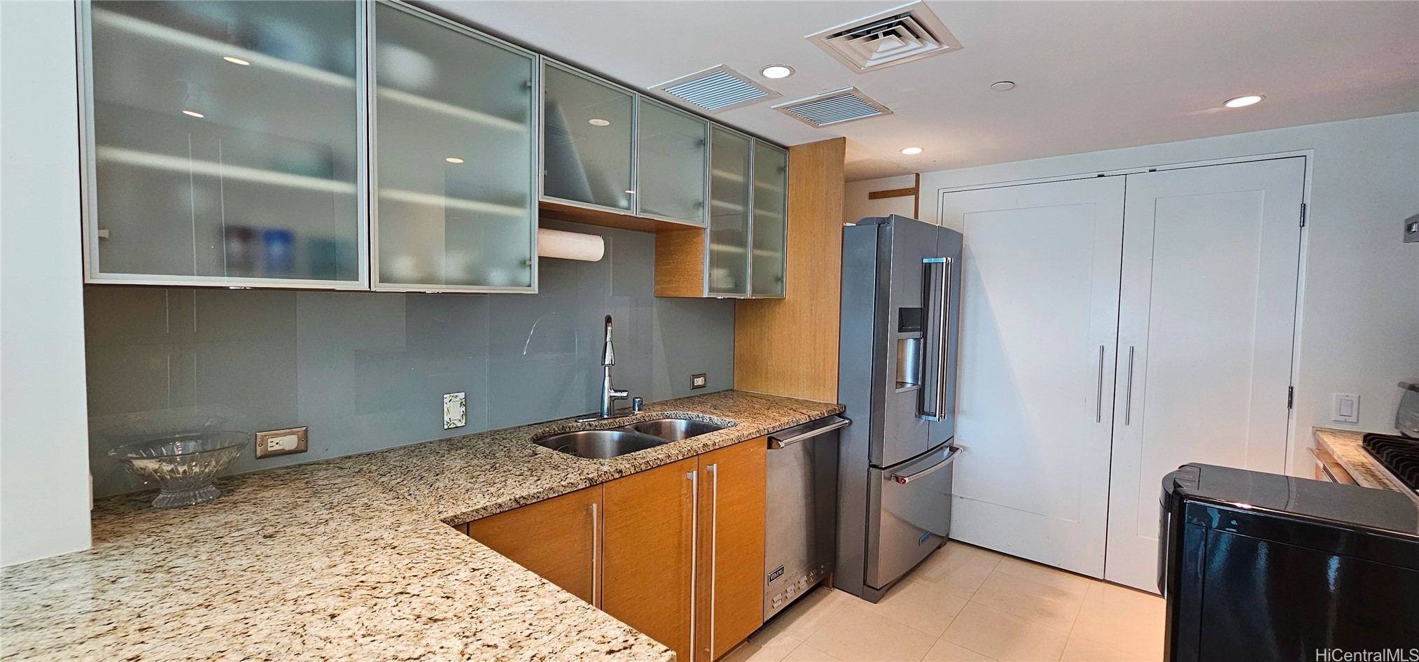 1177 Queen Street 705