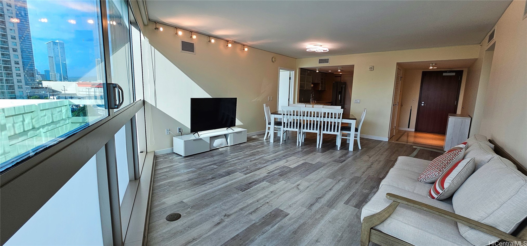 1177 Queen Street 705