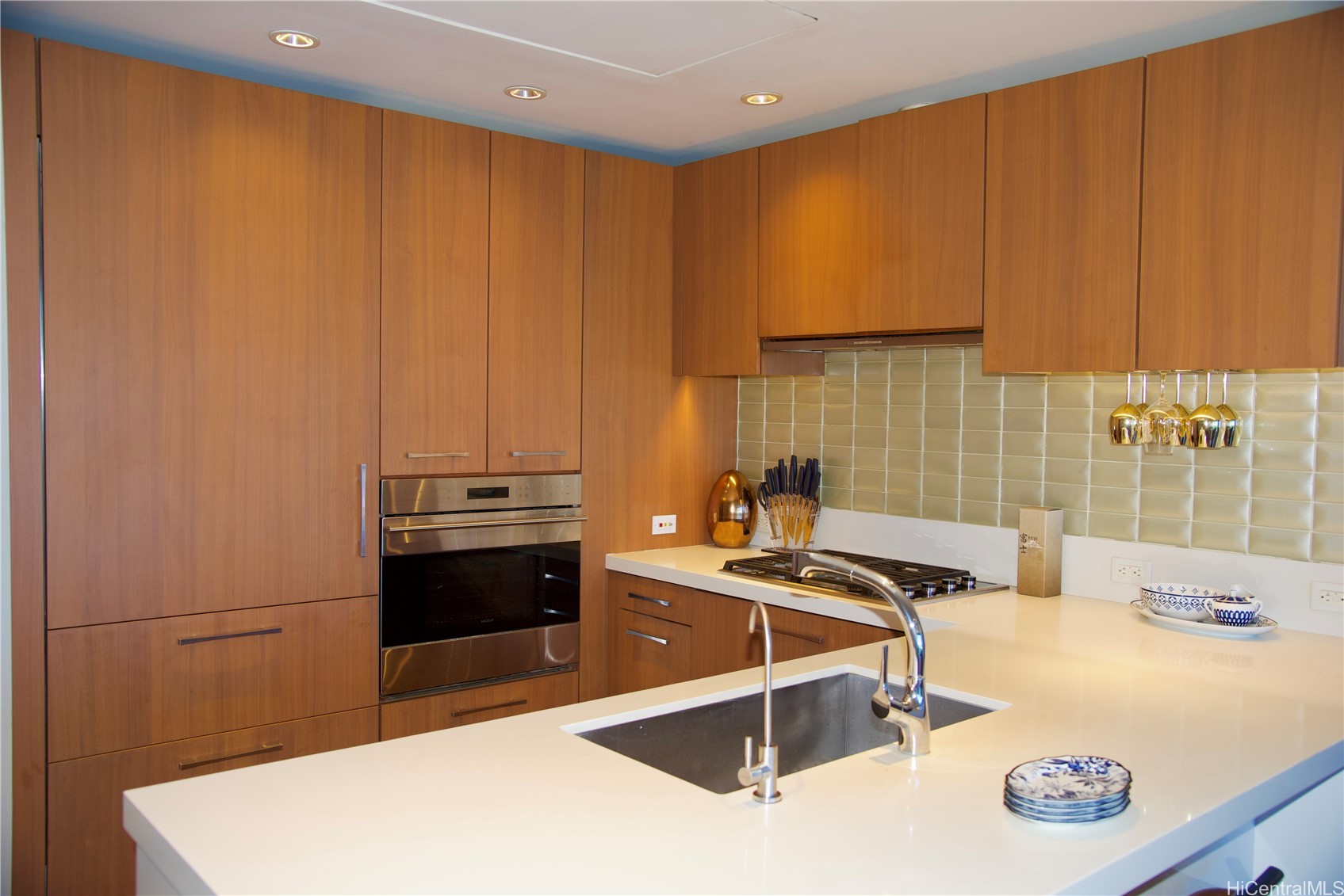 1555 Kapiolani Boulevard 806