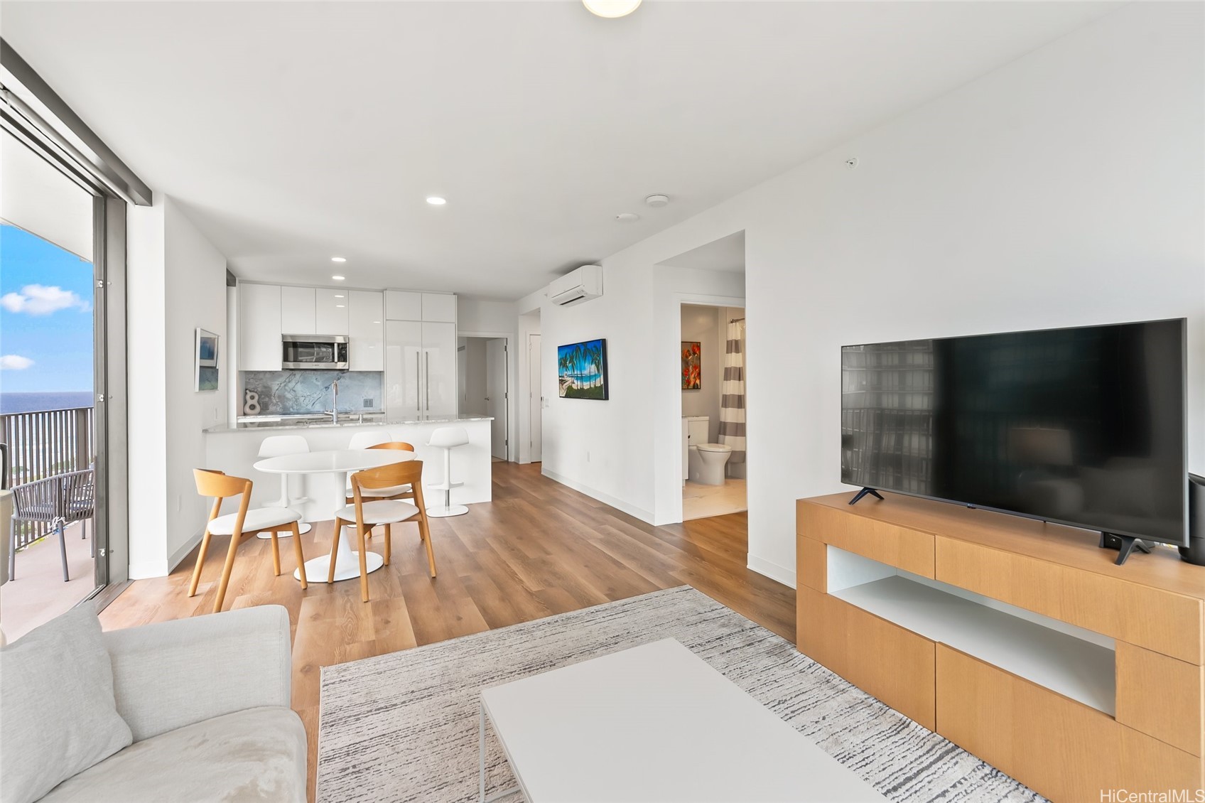 987 Queen Street 2514