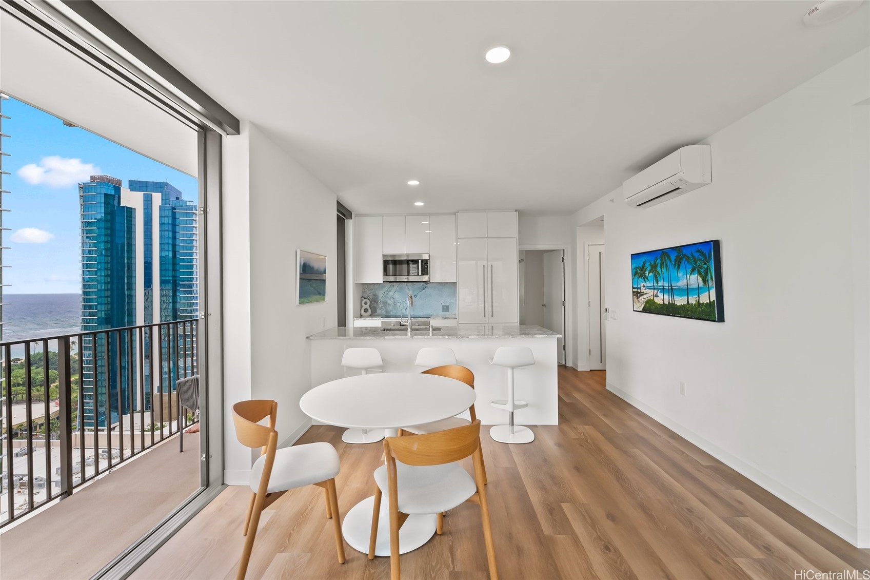 987 Queen Street 2514