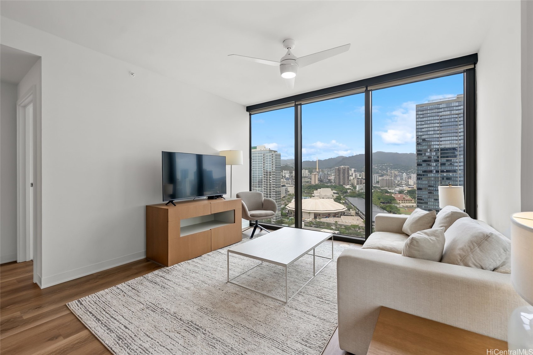 987 Queen Street 2514