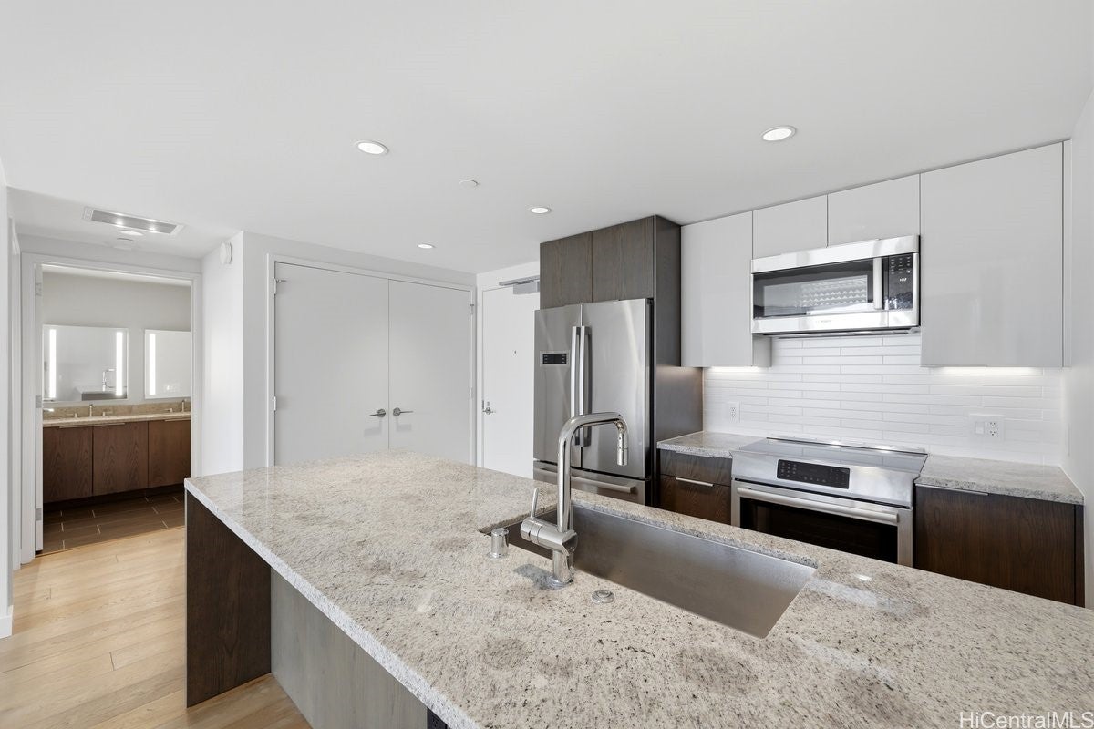 1001 Queen Street 908