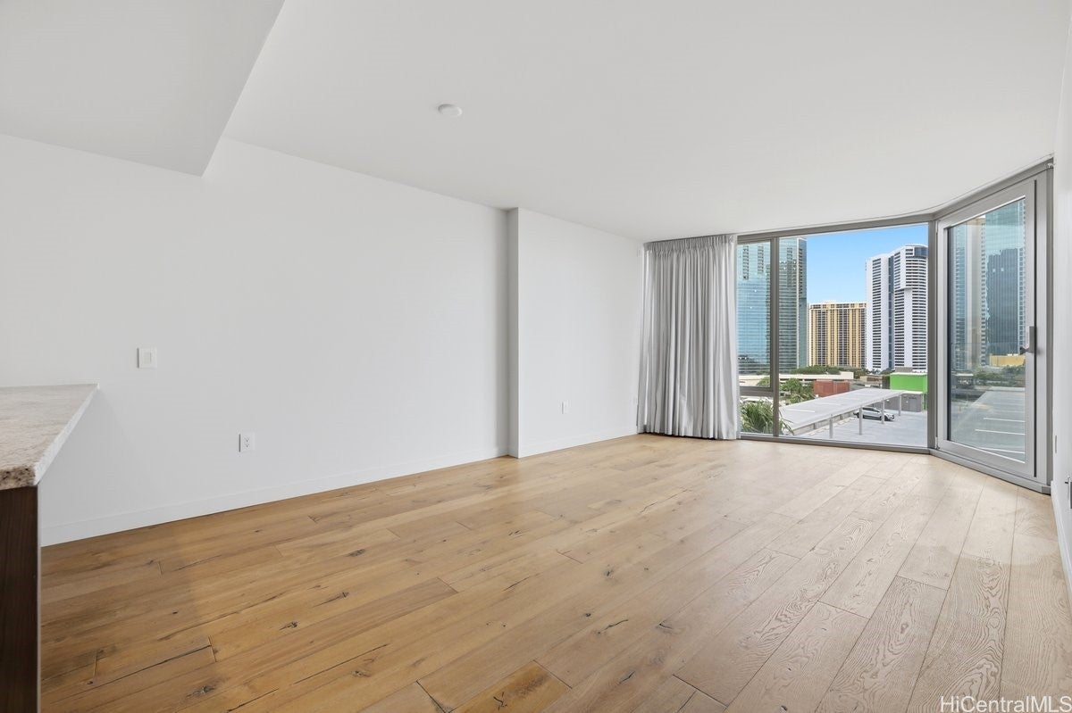 1001 Queen Street 908