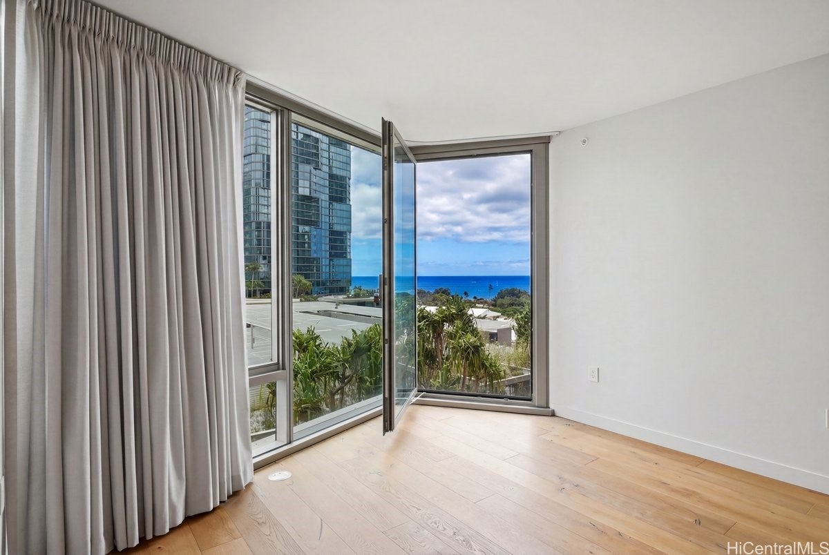 1001 Queen Street 908