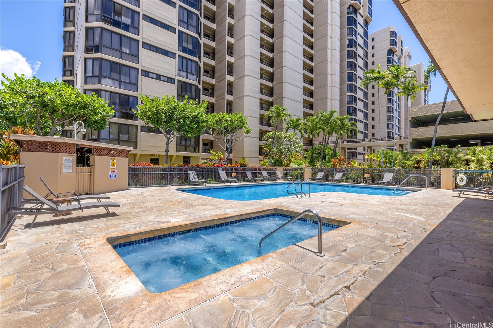 Country Club Plaza Condominium
