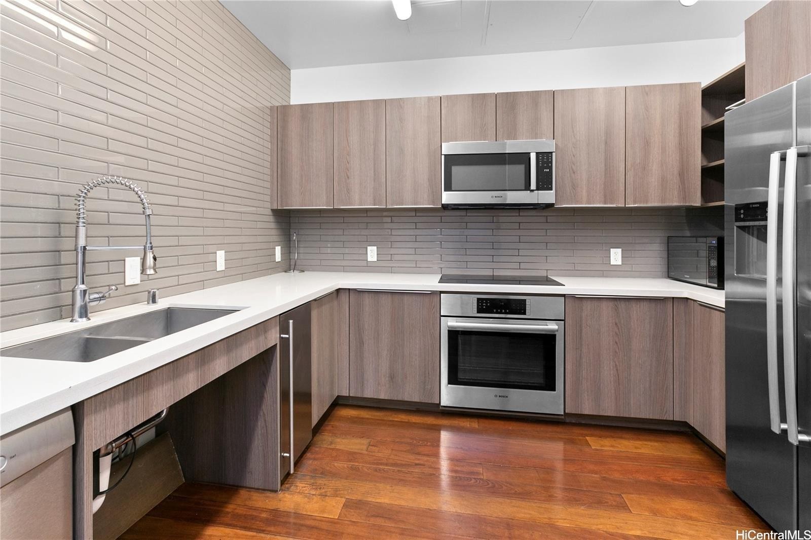 888 Kapiolani Boulevard 2001