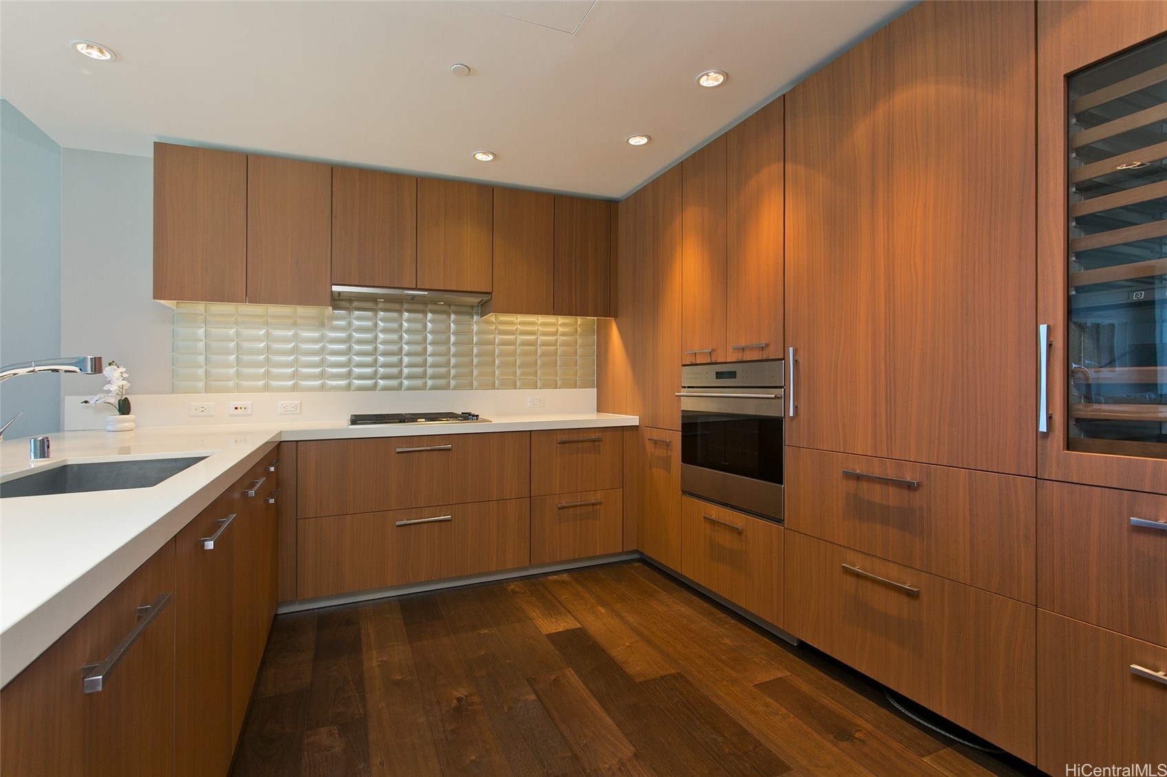 1555 Kapiolani Boulevard 1800