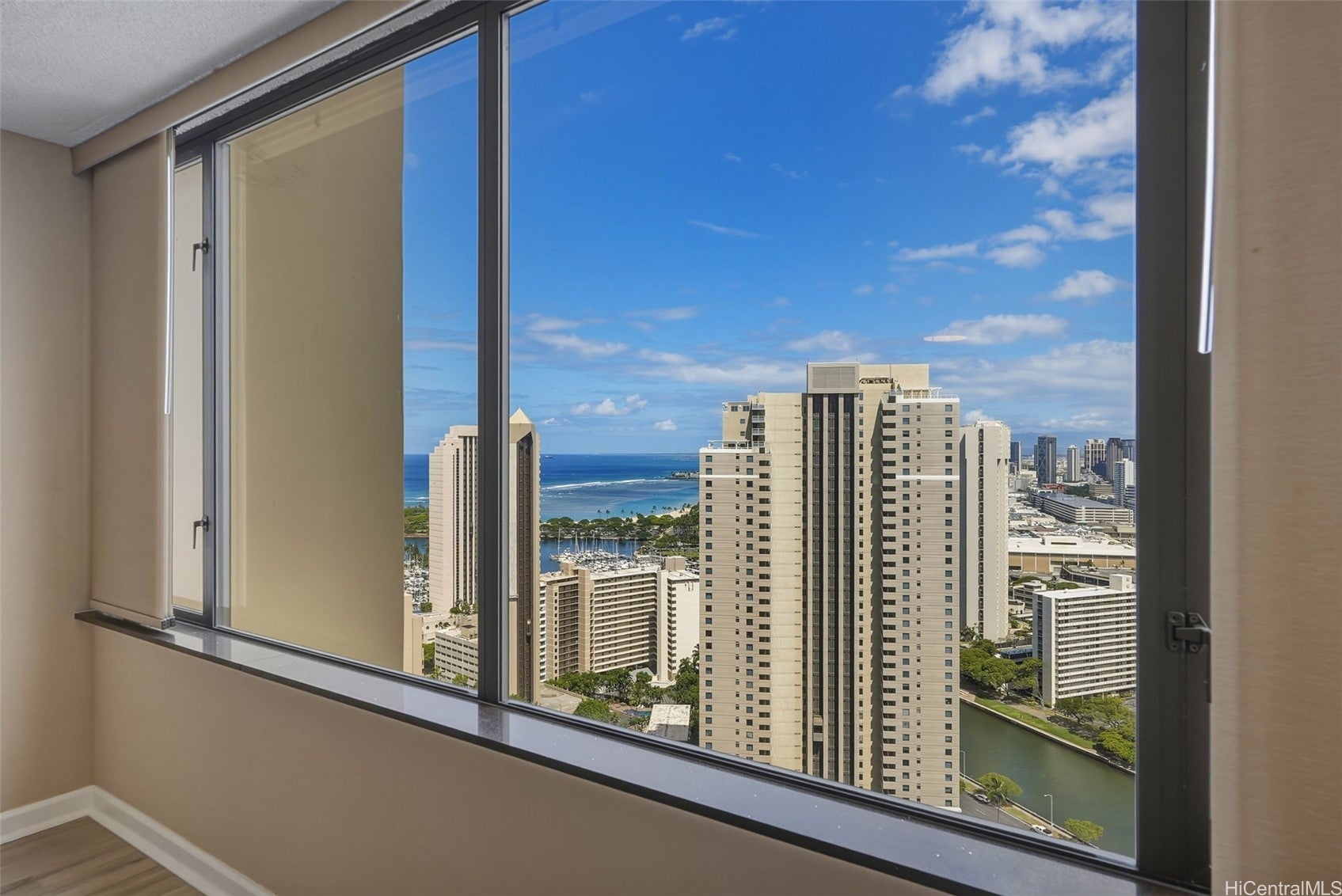 411 Hobron Lane 3702