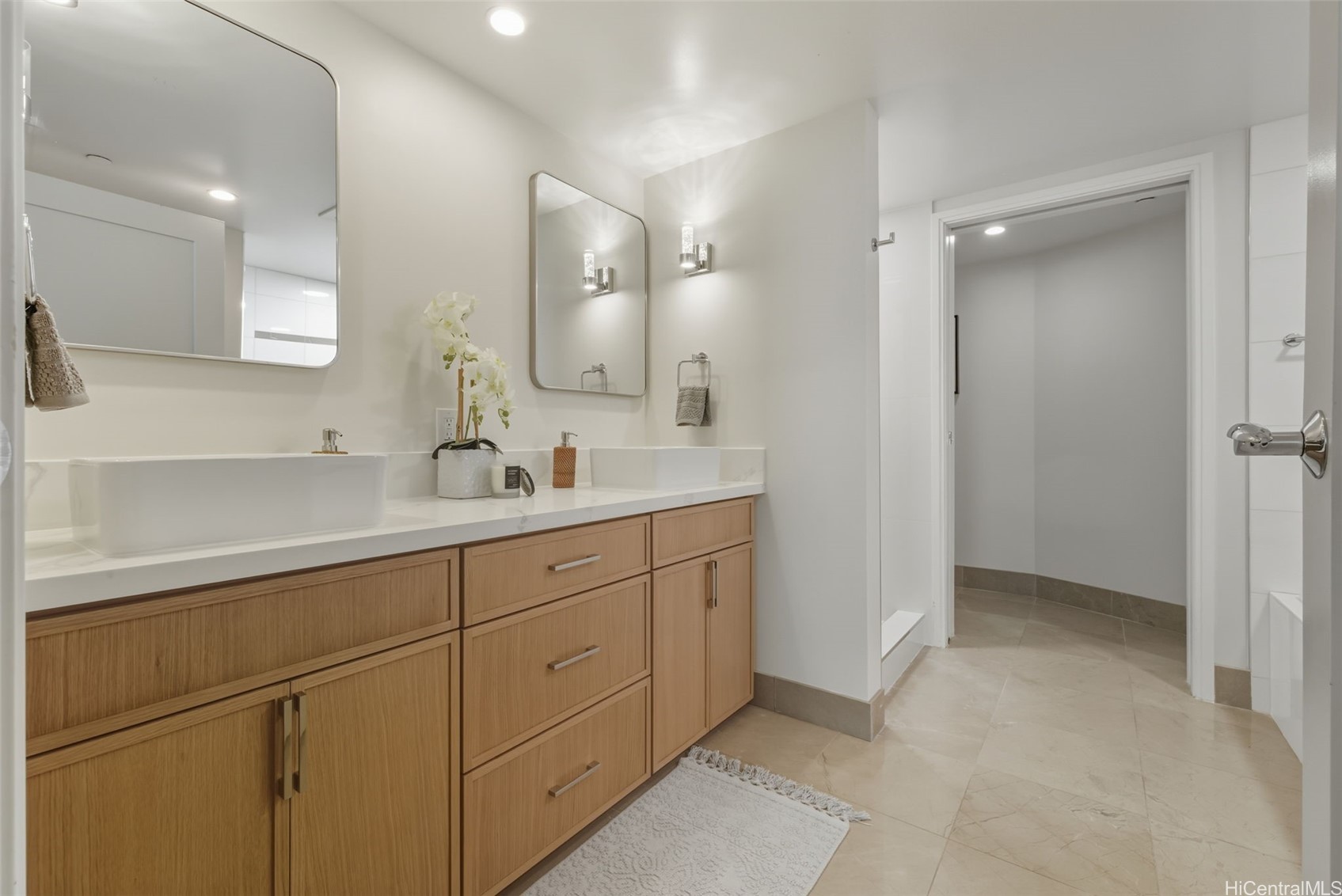 1177 Queen Street 2606