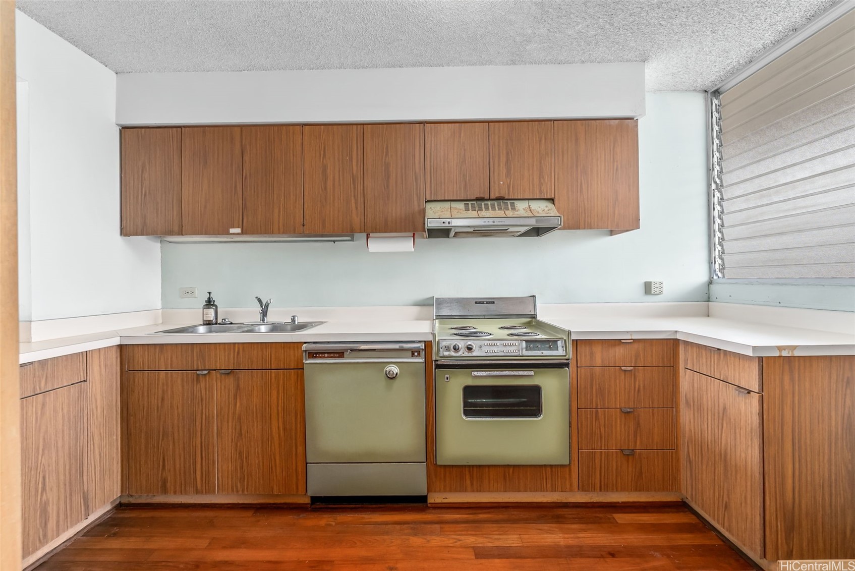 500 University Avenue 1436