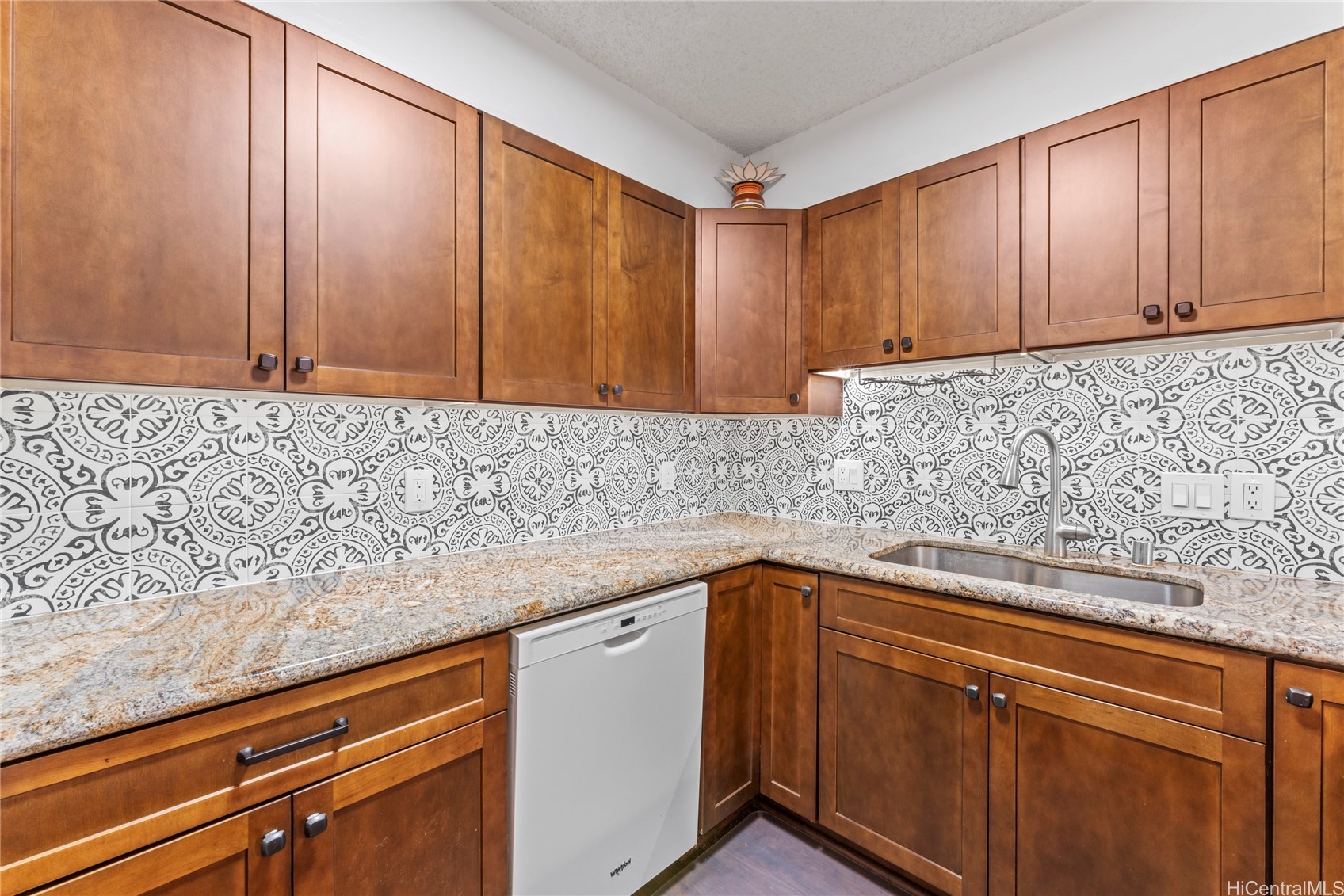 3138 Waialae Avenue 325