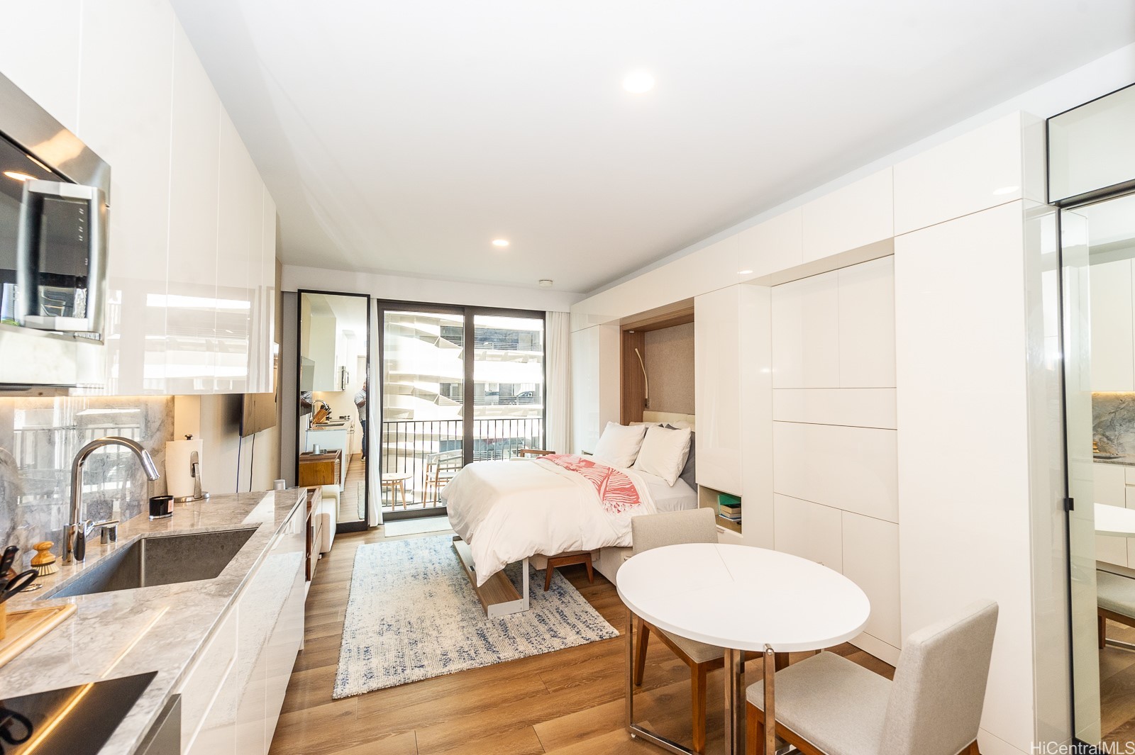 987 Queen Street 606